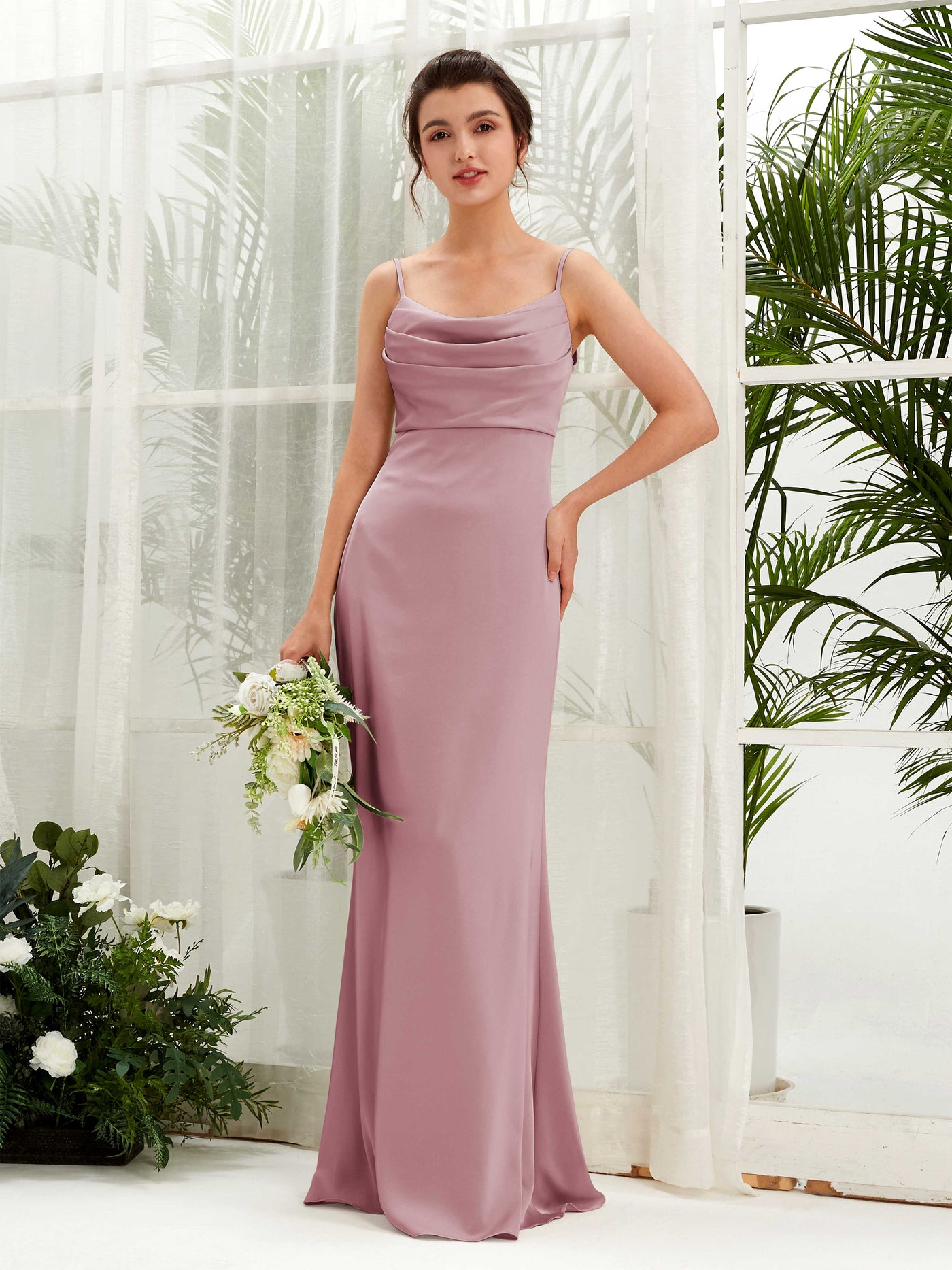Carlyna Corte imperial Escote drapeado Hasta el suelo Satin Fruncido Vestidos de dama de honor Cuarzo Rosa #color_cuarzo-rosa