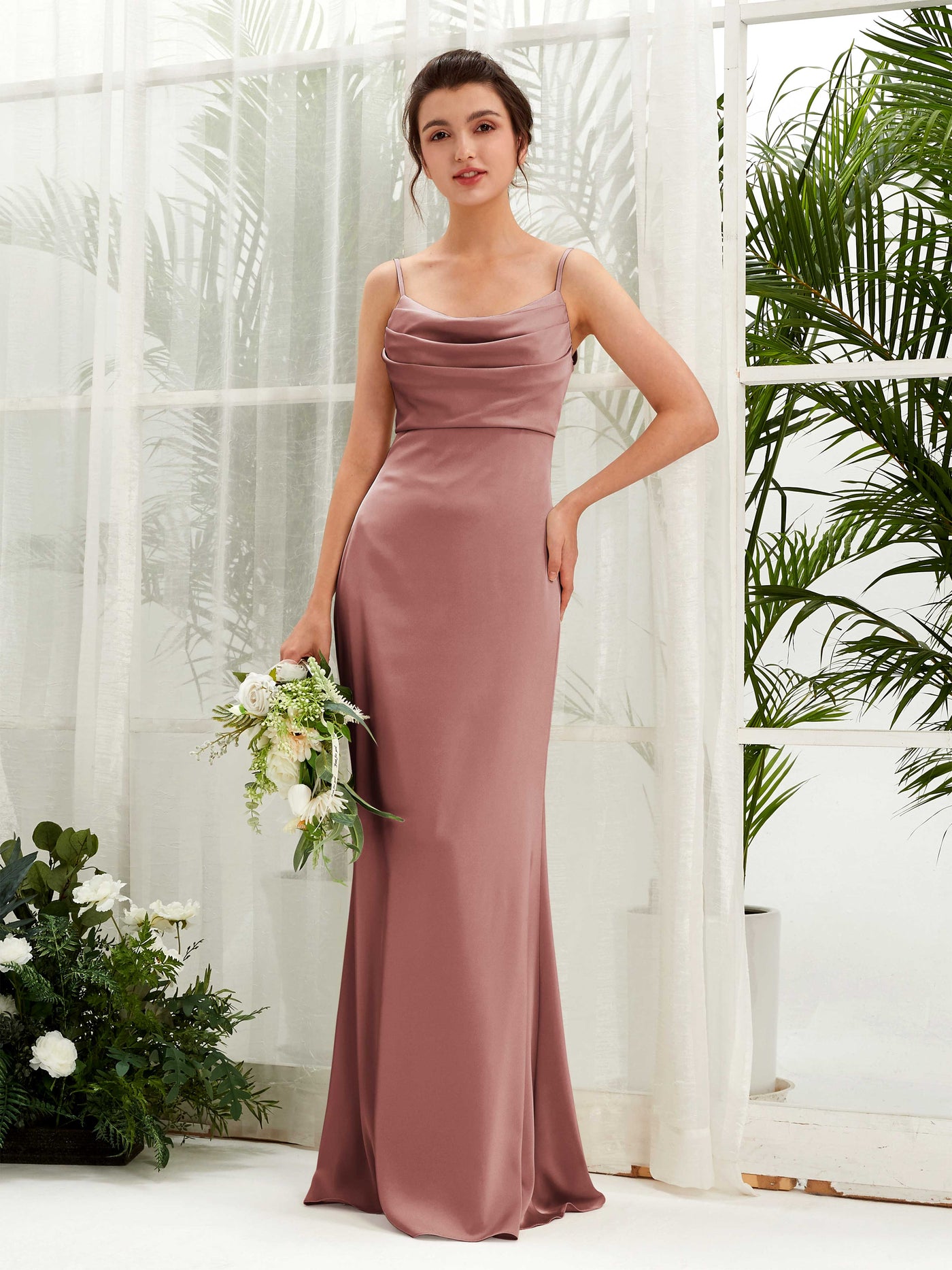 Carlyna Corte imperial Escote drapeado Hasta el suelo Satin Fruncido Vestidos de dama de honor Rosa Del Desierto #color_rosa-del-desierto
