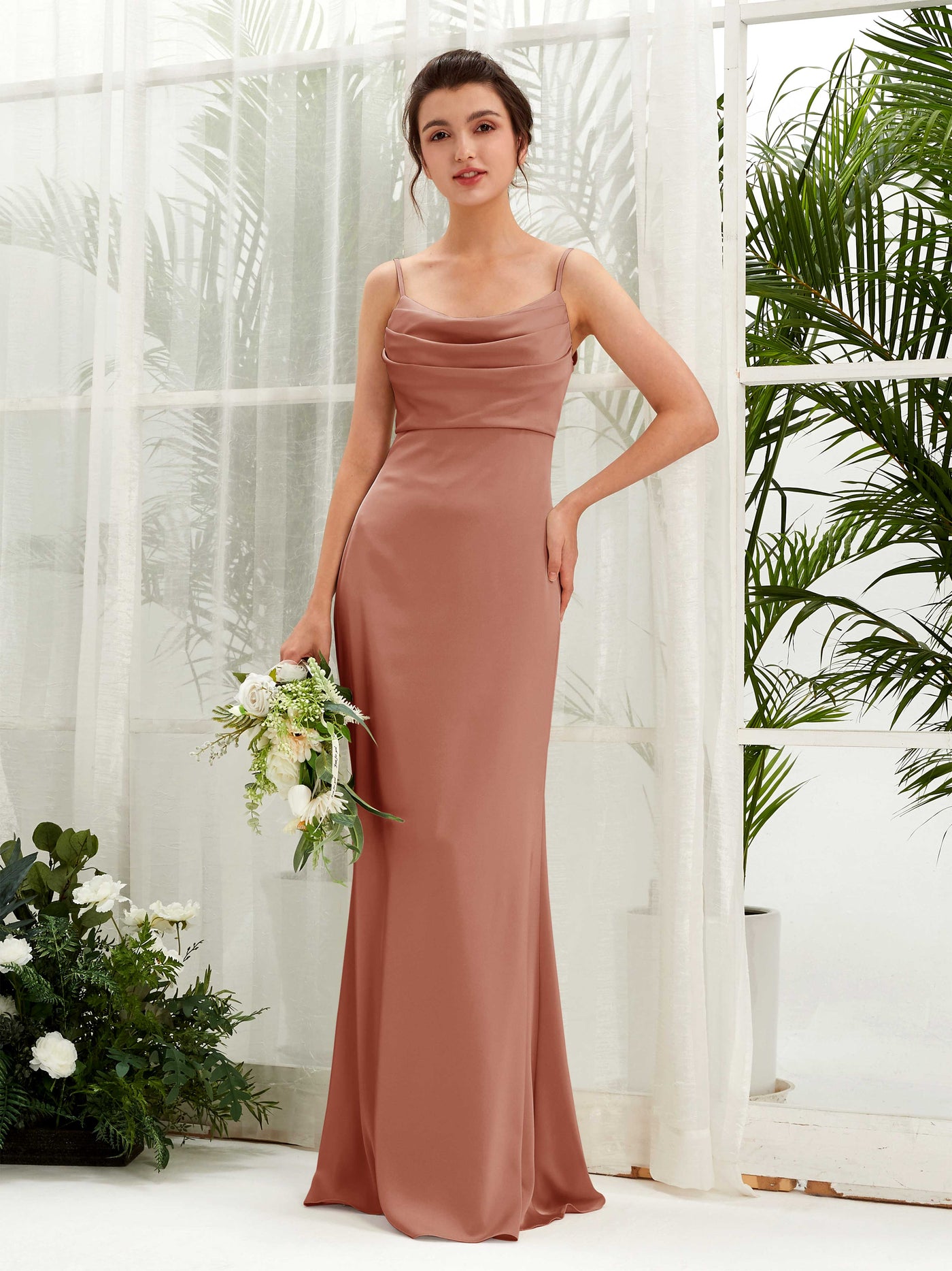 Carlyna Corte imperial Escote drapeado Hasta el suelo Satin Fruncido Vestidos de dama de honor Siena Natural #color_siena-natural