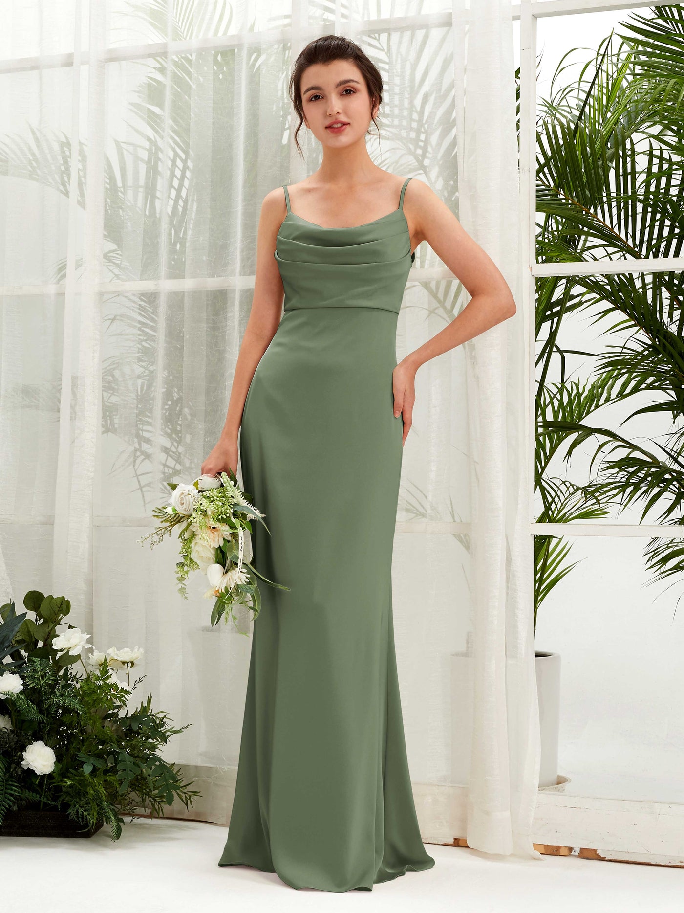 Carlyna Corte imperial Escote drapeado Hasta el suelo Satin Fruncido Vestidos de dama de honor Verde Oliva #color_verde-oliva