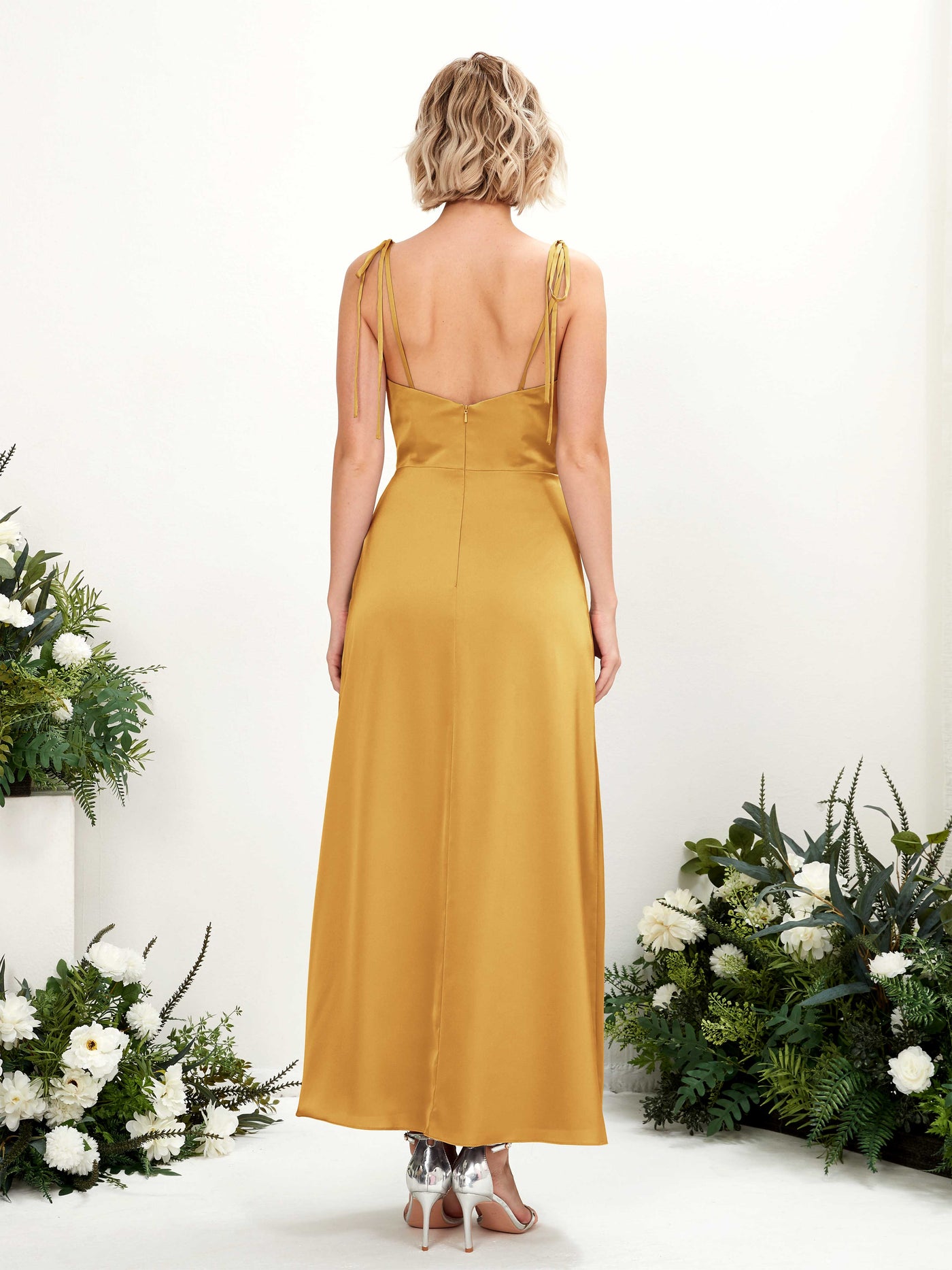 Carlyna Corte imperial Escote drapeado Hasta la tibia Satén Vestido de dama de honor con hendidura Amarillo Canario #color_amarillo-canario