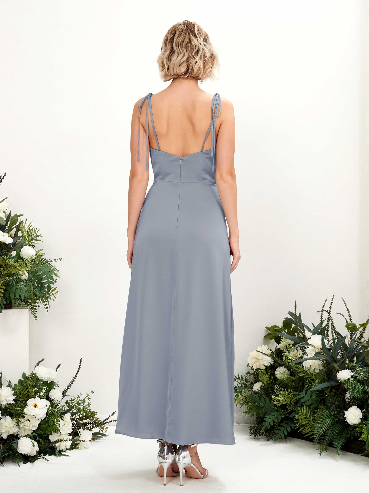 Carlyna Corte imperial Escote drapeado Hasta la tibia Satén Vestido de dama de honor con hendidura Azul Polvoriento #color_azul-polvoriento