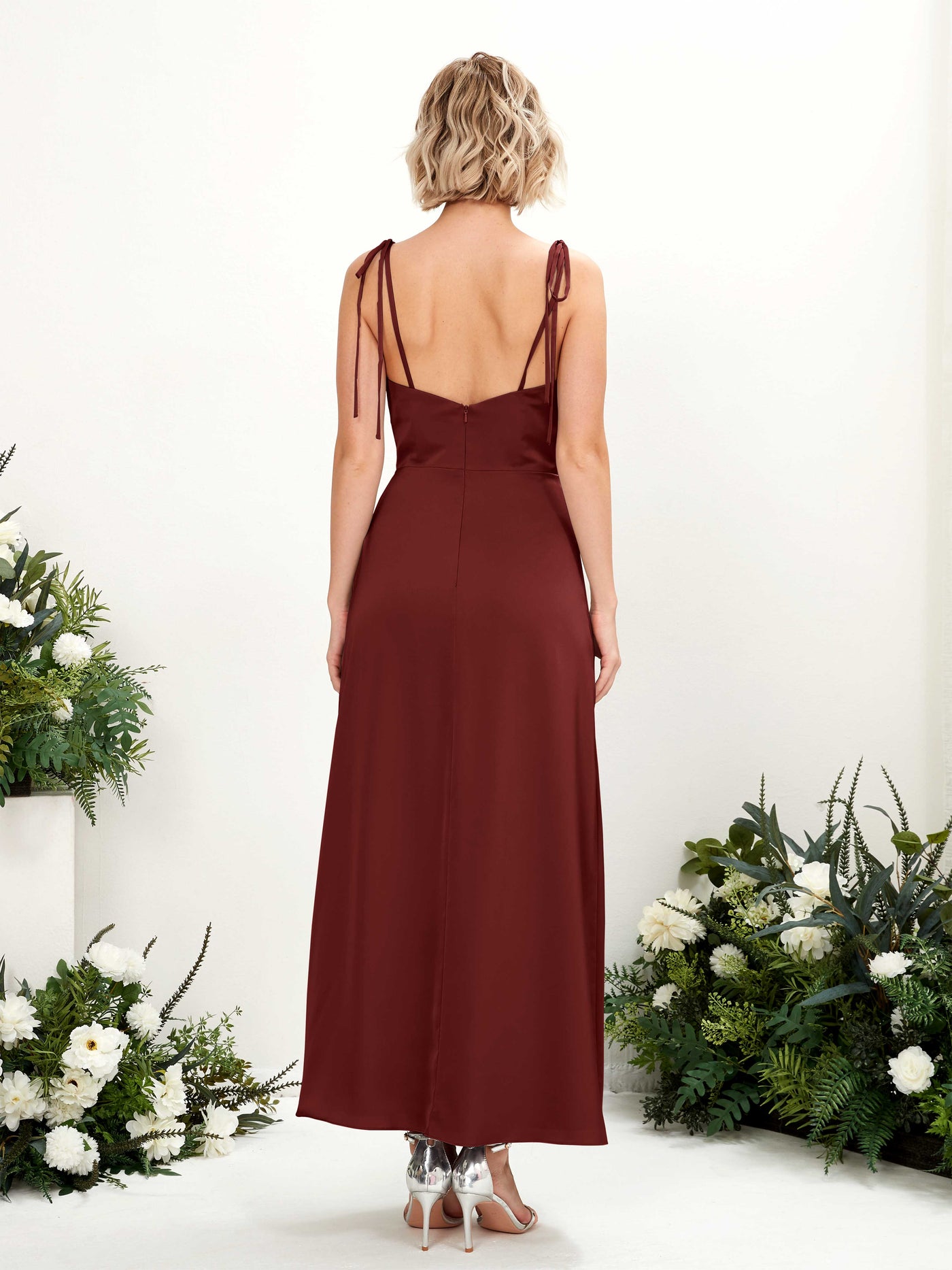 Carlyna Corte imperial Escote drapeado Hasta la tibia Satén Vestido de dama de honor con hendidura Borgoña #color_borgo-a
