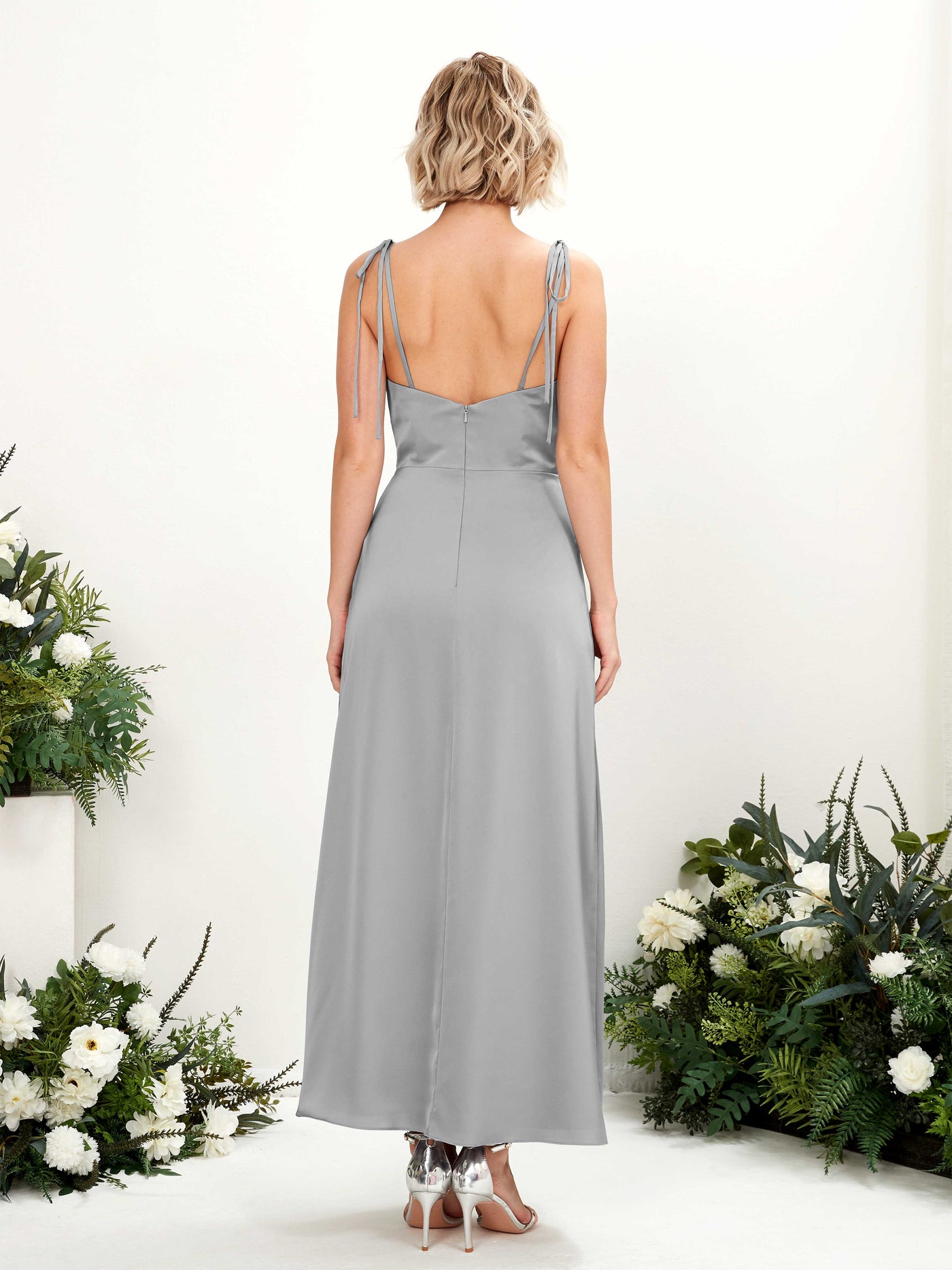 Carlyna Corte imperial Escote drapeado Hasta la tibia Satén Vestido de dama de honor con hendidura Gris Paloma #color_gris-paloma