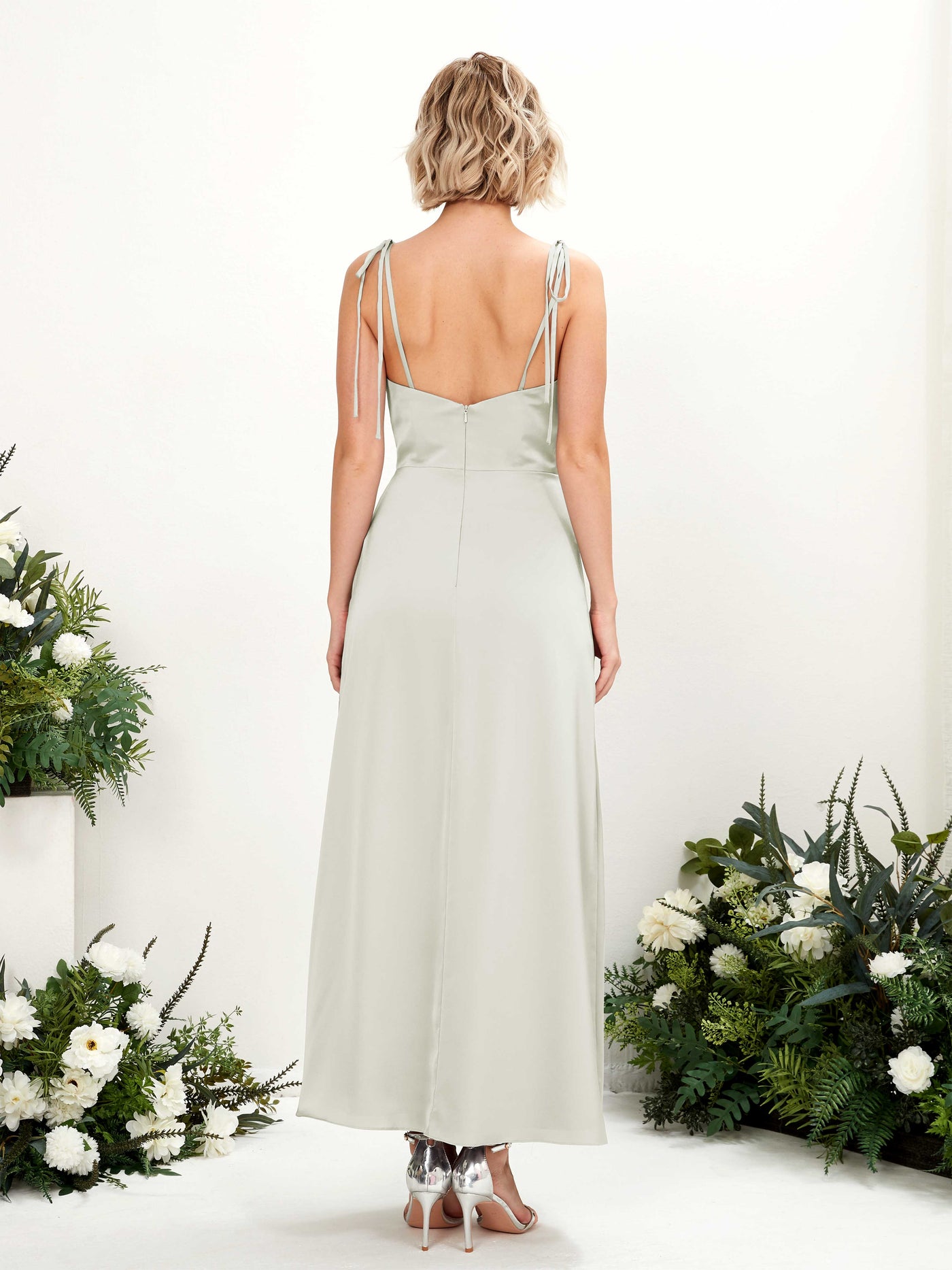 Carlyna Corte imperial Escote drapeado Hasta la tibia Satén Vestido de dama de honor con hendidura Marfil #color_marfil