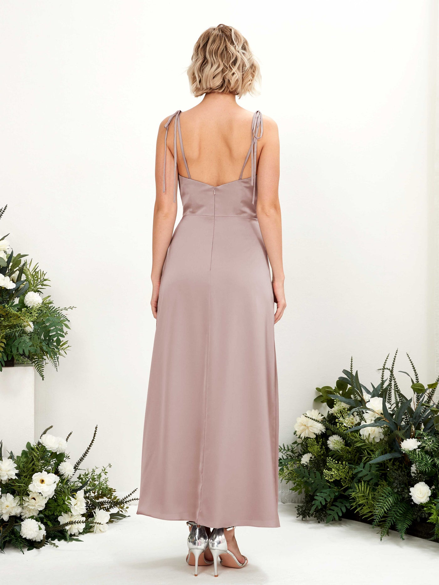 Carlyna Corte imperial Escote drapeado Hasta la tibia Satén Vestido de dama de honor con hendidura Rosa Polvorienta #color_rosa-polvorienta