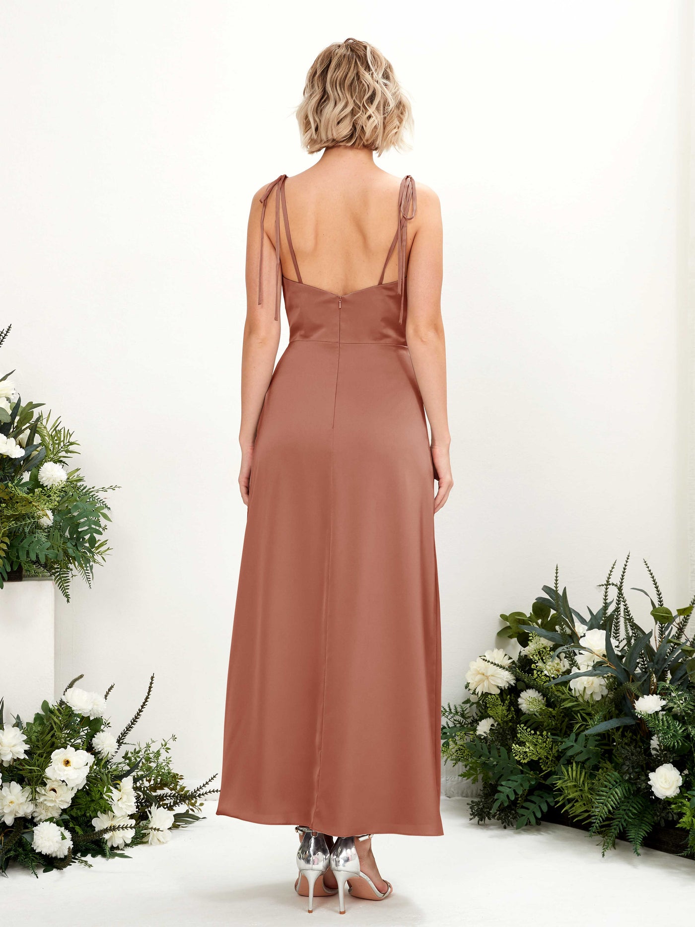 Carlyna Corte imperial Escote drapeado Hasta la tibia Satén Vestido de dama de honor con hendidura Siena Natural #color_siena-natural