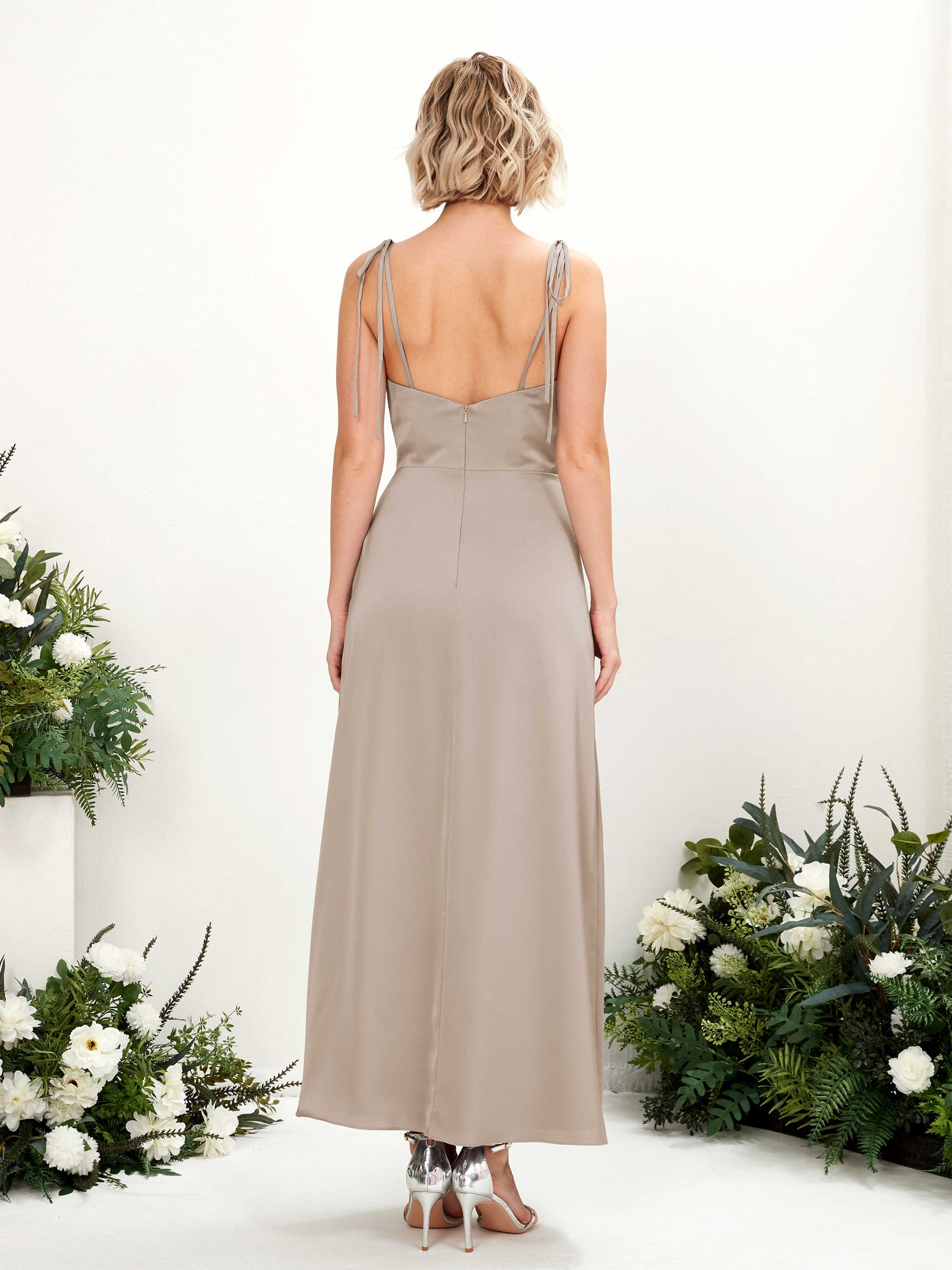 Carlyna Corte imperial Escote drapeado Hasta la tibia Satén Vestido de dama de honor con hendidura Taupe #color_taupe