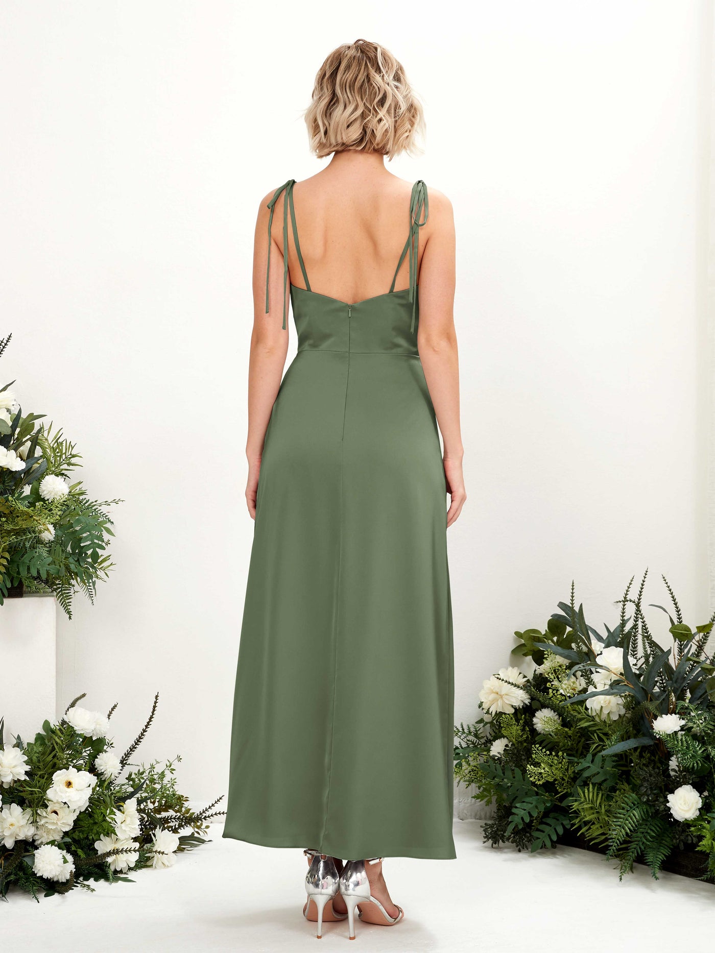 Carlyna Corte imperial Escote drapeado Hasta la tibia Satén Vestido de dama de honor con hendidura Verde Oliva #color_verde-oliva