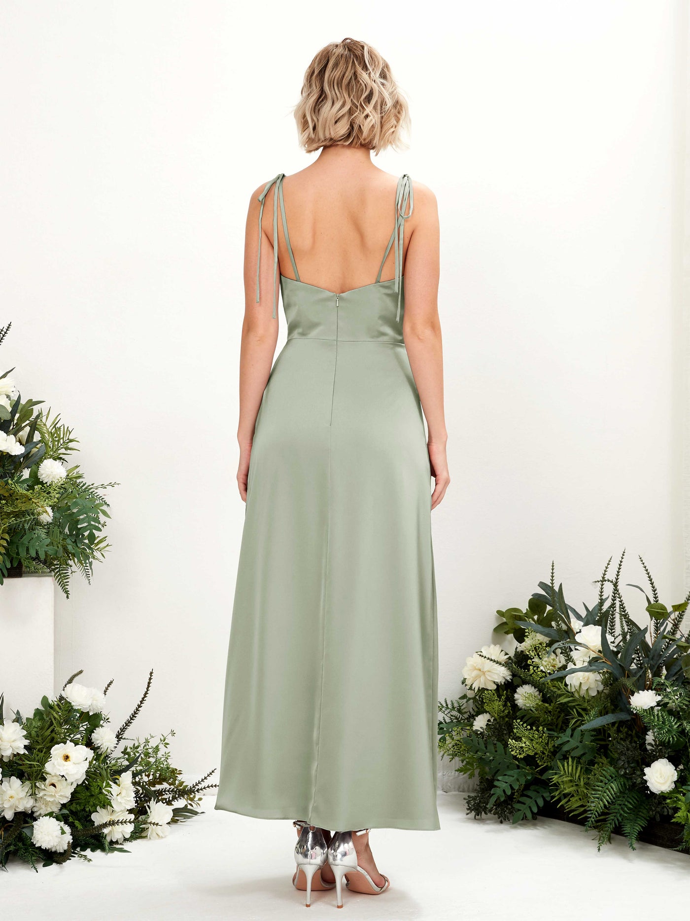 Carlyna Corte imperial Escote drapeado Hasta la tibia Satén Vestido de dama de honor con hendidura Verde Salvia #color_verde-salvia