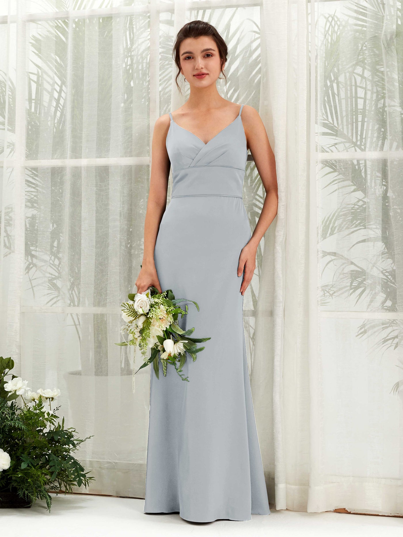 Carlyna Corte Imperial Escote en V Hasta el Suelo Satén Vestido de Dama de Honor Azul Bebé #color_azul-beb