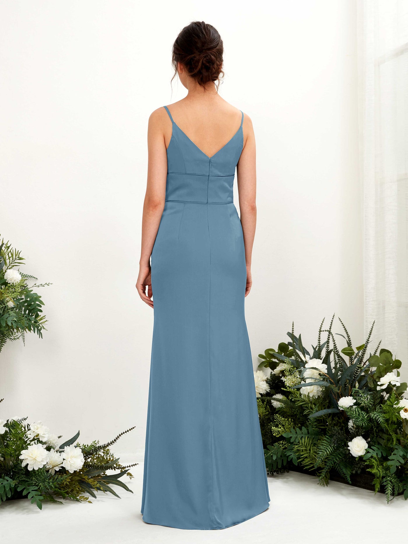 Carlyna Corte Imperial Escote en V Hasta el Suelo Satén Vestido de Dama de Honor Azul Tinta #color_azul-tinta