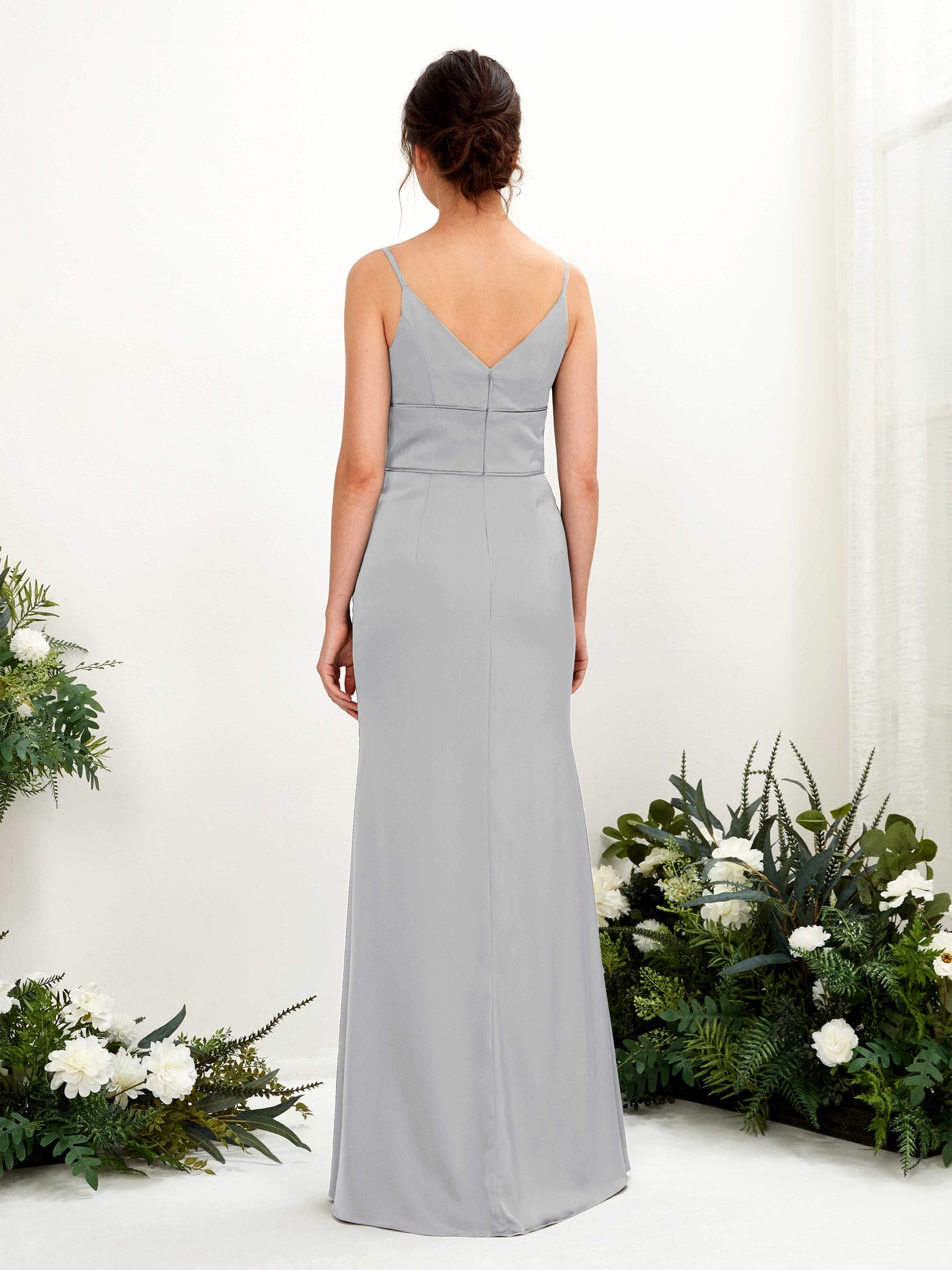 Carlyna Corte Imperial Escote en V Hasta el Suelo Satén Vestido de Dama de Honor Gris Paloma #color_gris-paloma