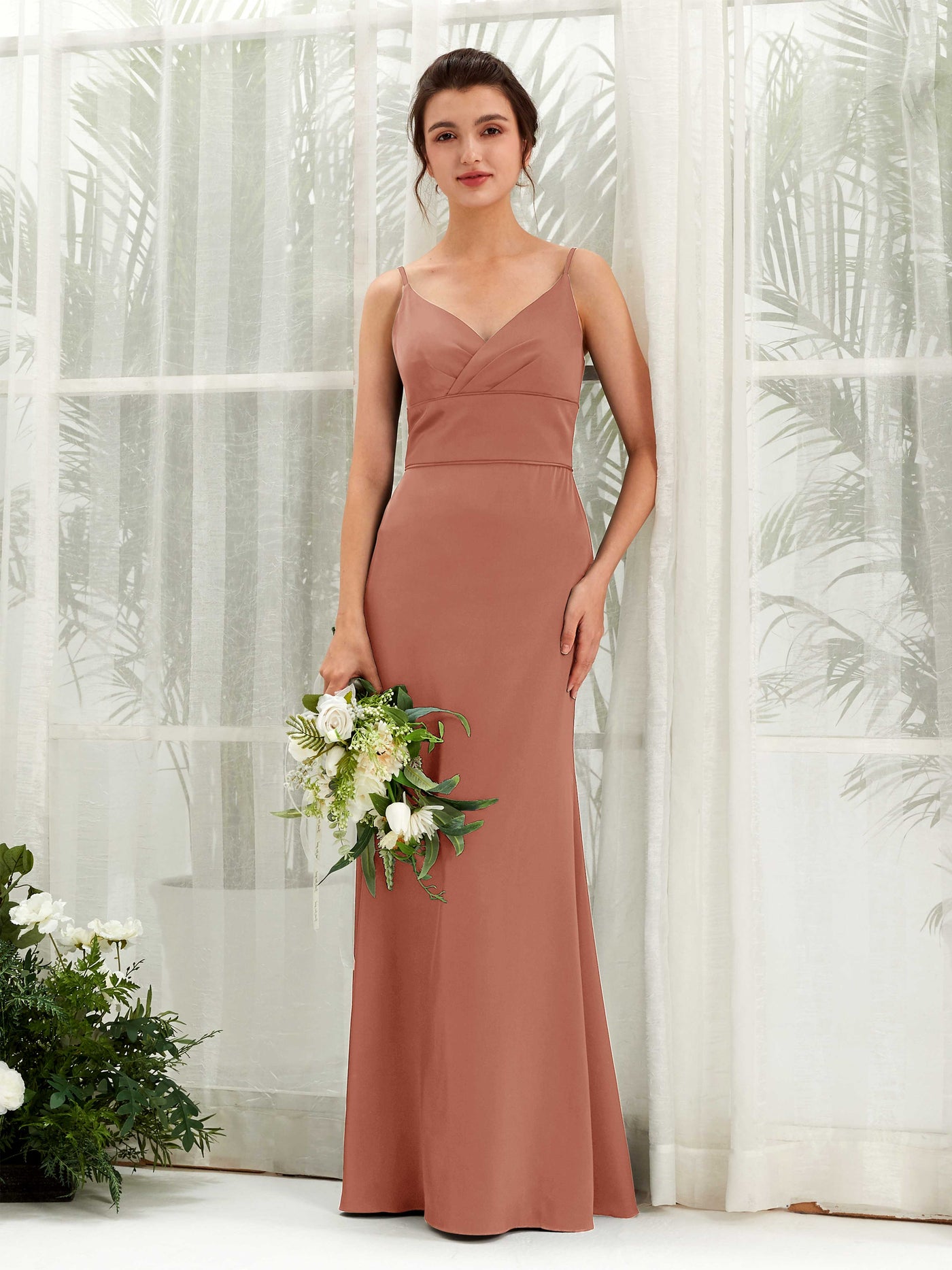 Carlyna Corte Imperial Escote en V Hasta el Suelo Satén Vestido de Dama de Honor Siena Natural #color_siena-natural