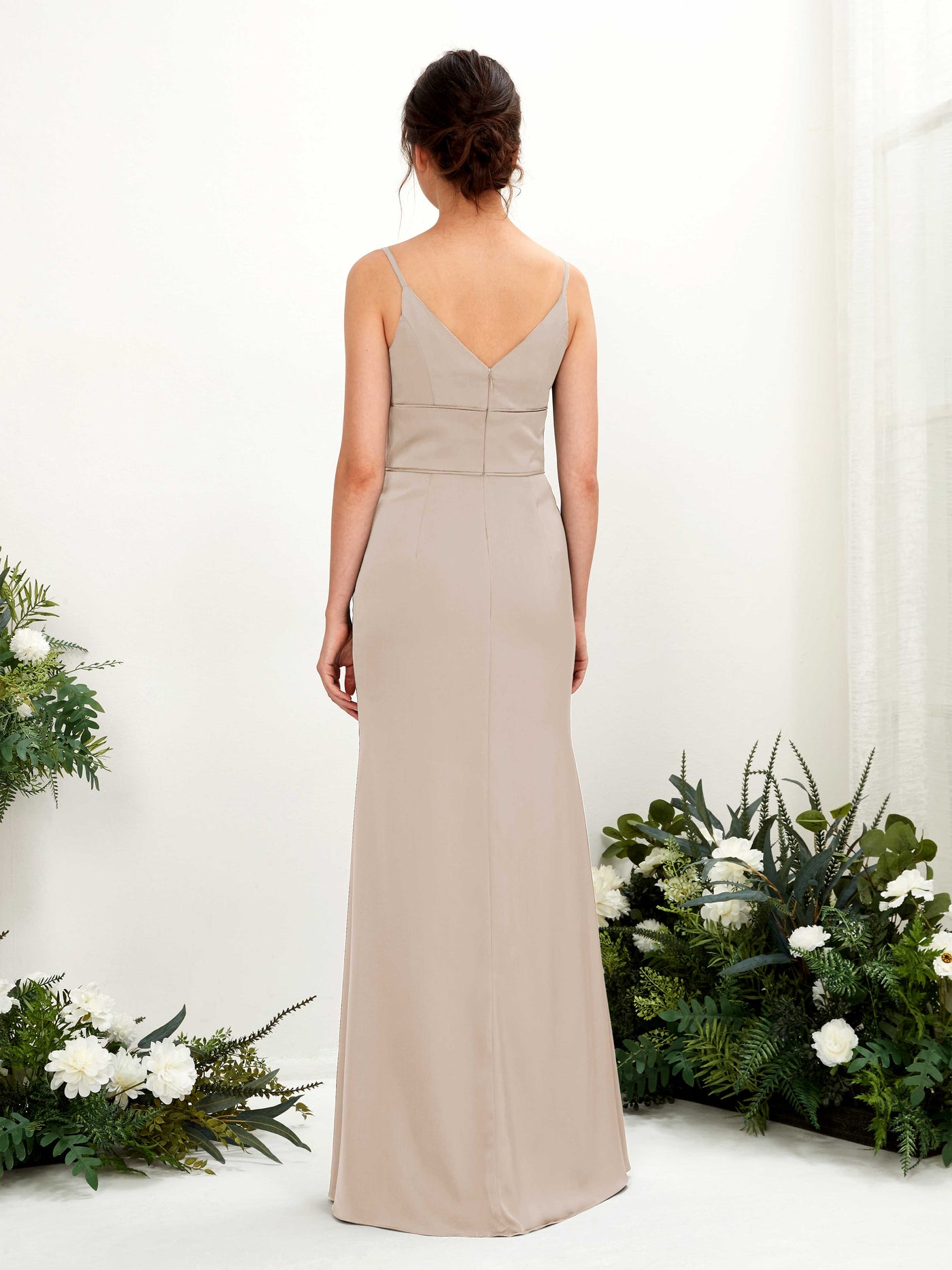 Carlyna Corte Imperial Escote en V Hasta el Suelo Satén Vestido de Dama de Honor Taupe #color_taupe