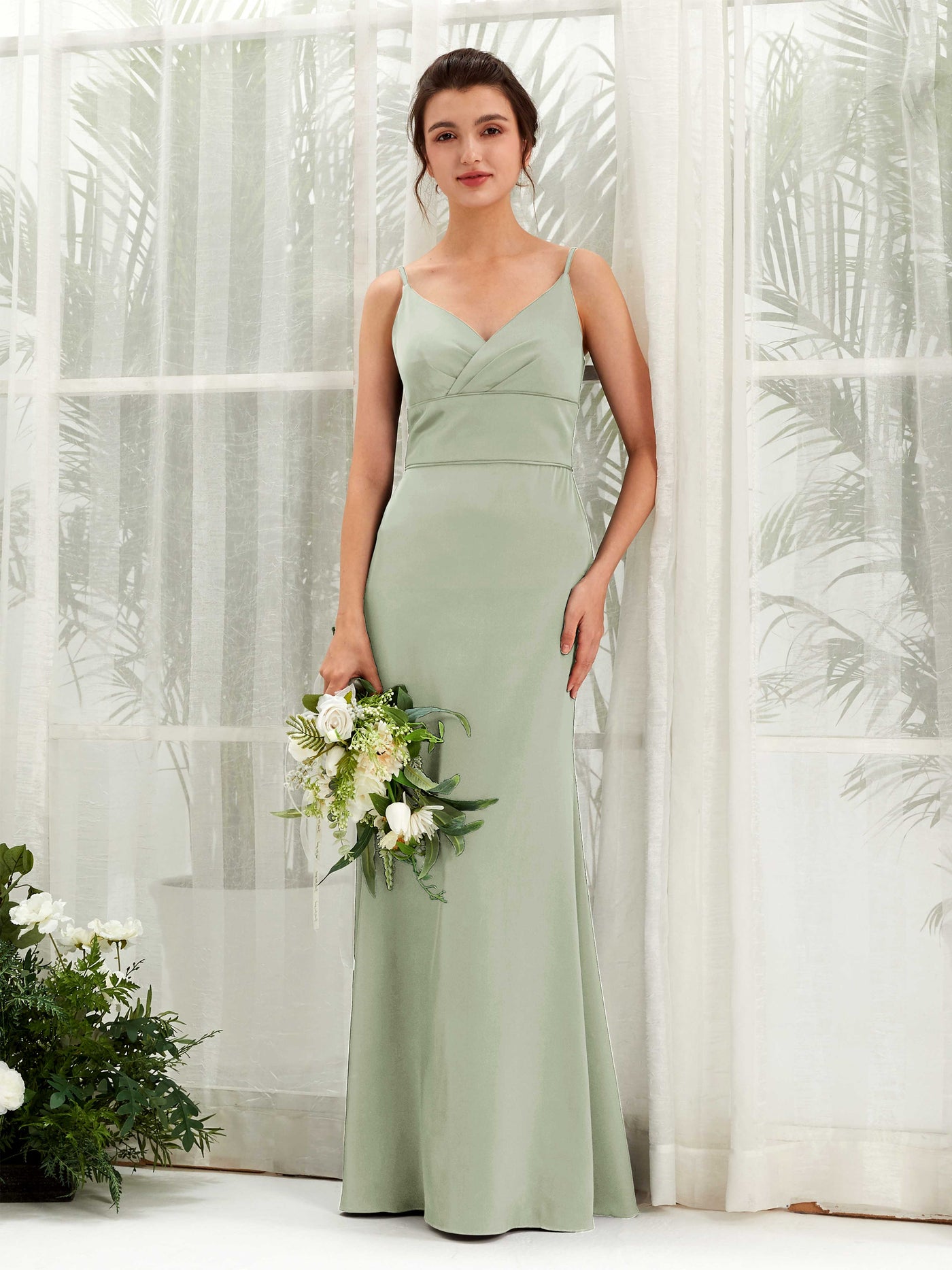 Carlyna Corte Imperial Escote en V Hasta el Suelo Satén Vestido de Dama de Honor Verde Salvia #color_verde-salvia