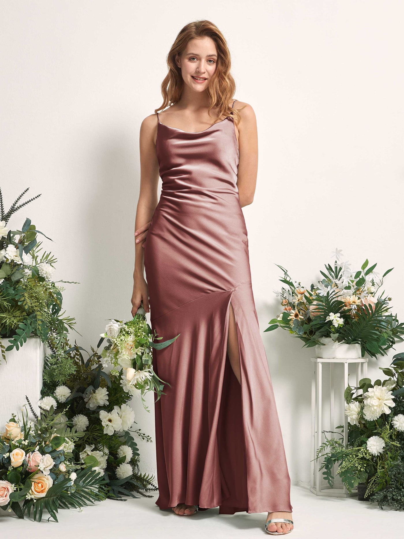 Carlyna Corte trompeta/sirena escote drapeado hasta el suelo hendidura de pierna satén vestidos de dama de honor Rosa Del Desierto #color_rosa-del-desierto