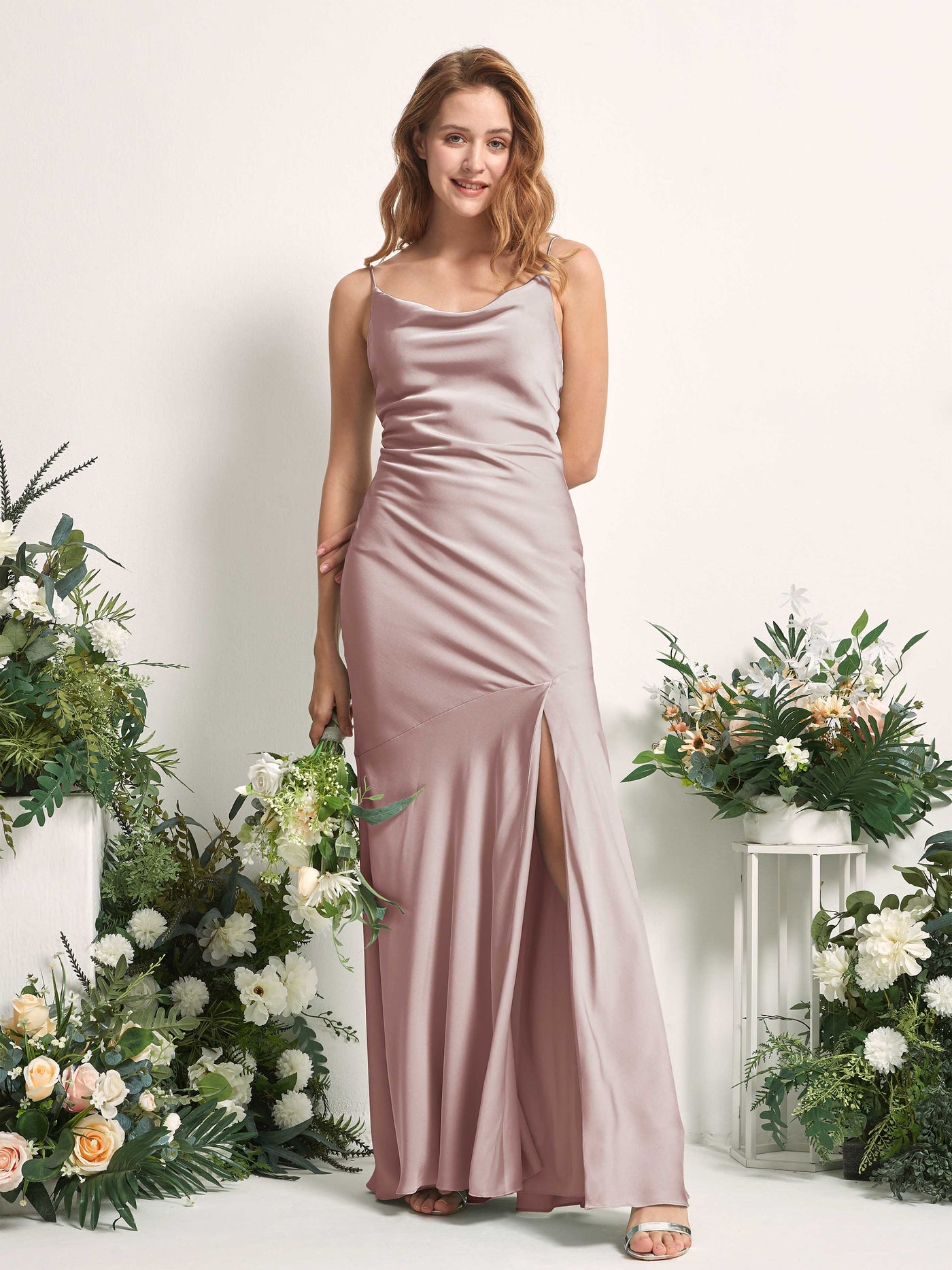 Carlyna Corte trompeta/sirena escote drapeado hasta el suelo hendidura de pierna satén vestidos de dama de honor Rosa Polvorienta #color_rosa-polvorienta