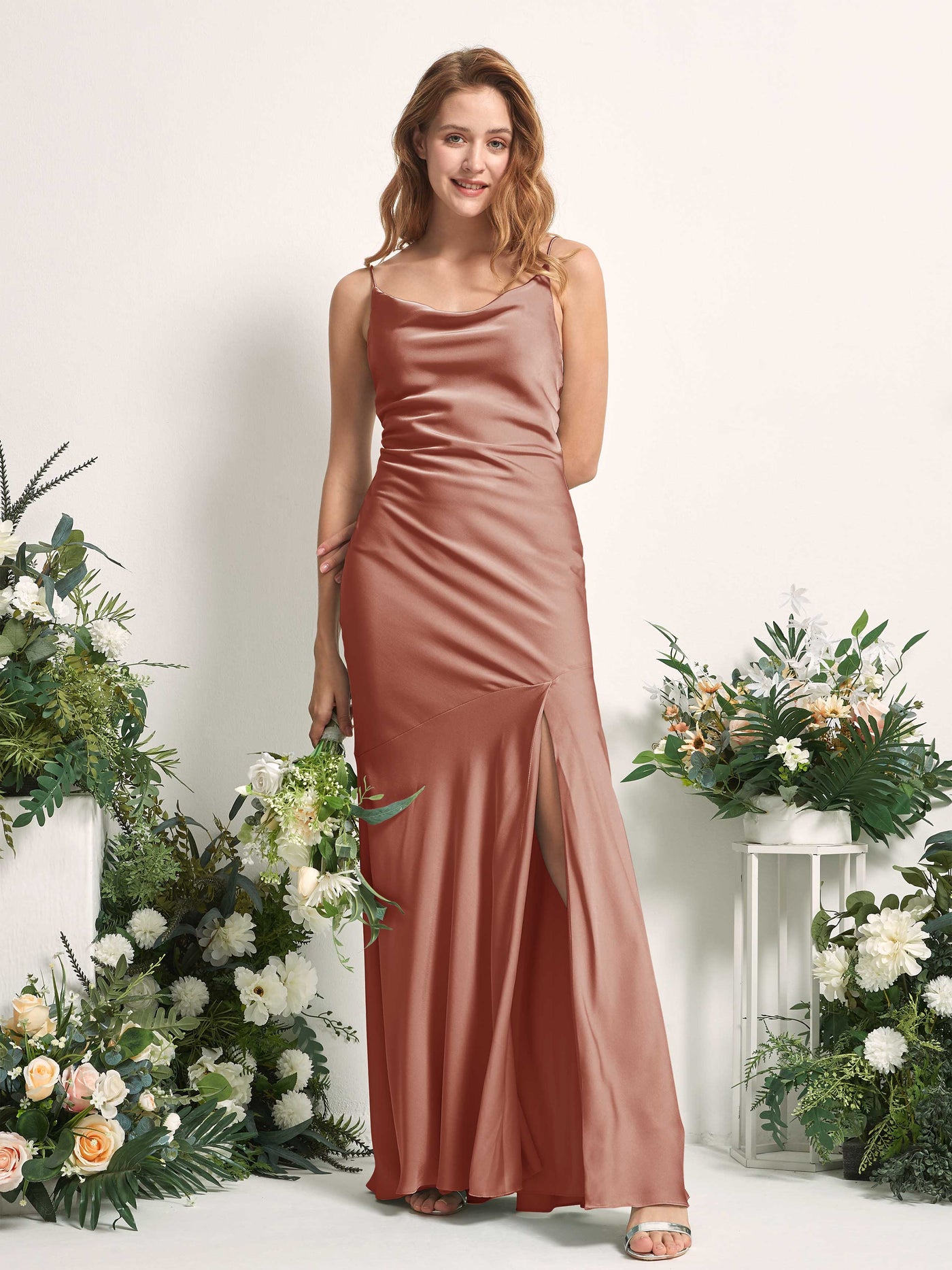 Carlyna Corte trompeta/sirena escote drapeado hasta el suelo hendidura de pierna satén vestidos de dama de honor Siena Natural #color_siena-natural