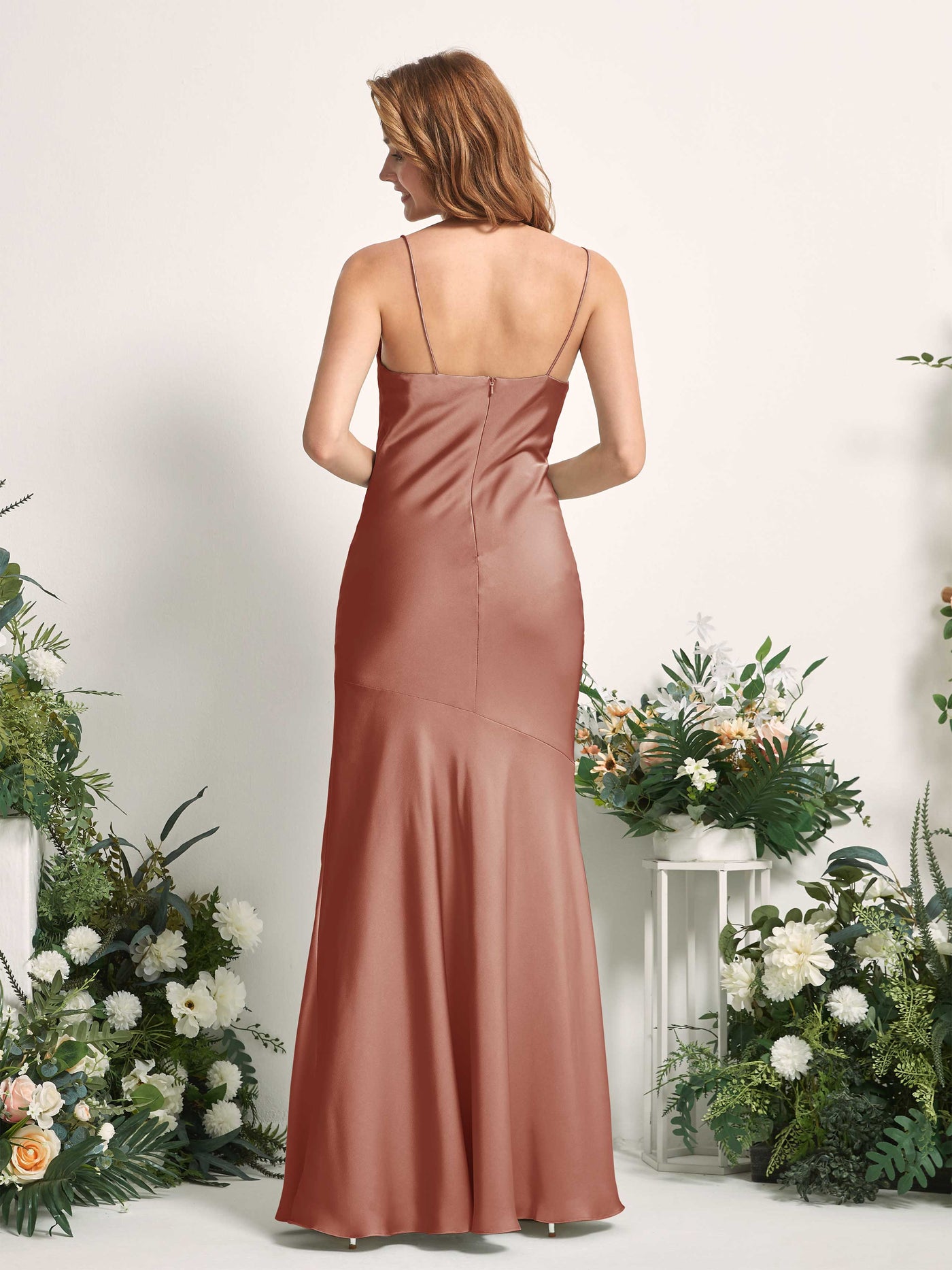 Carlyna Corte trompeta/sirena escote drapeado hasta el suelo hendidura de pierna satén vestidos de dama de honor Siena Natural #color_siena-natural