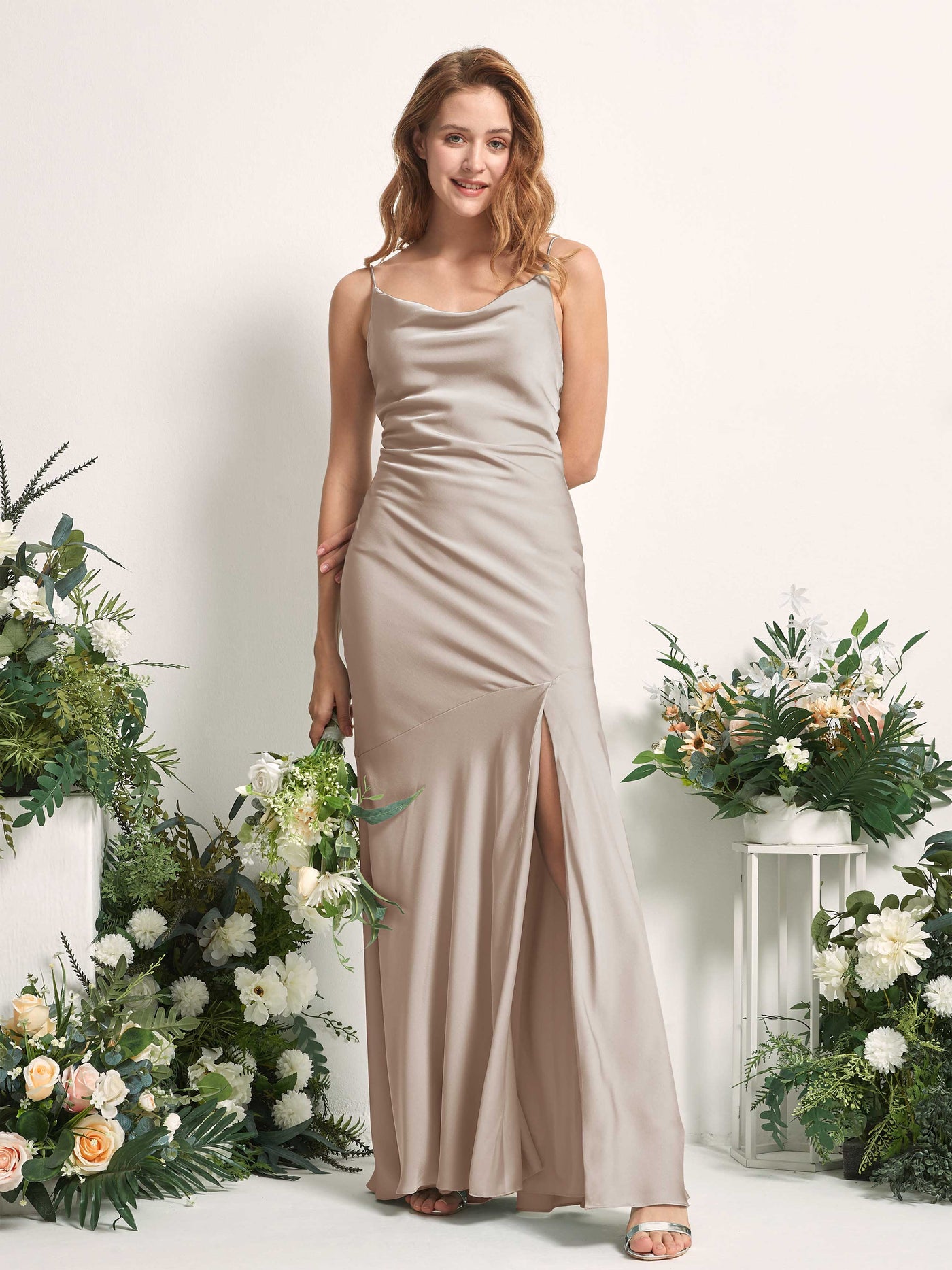 Carlyna Corte trompeta/sirena escote drapeado hasta el suelo hendidura de pierna satén vestidos de dama de honor Taupe #color_taupe