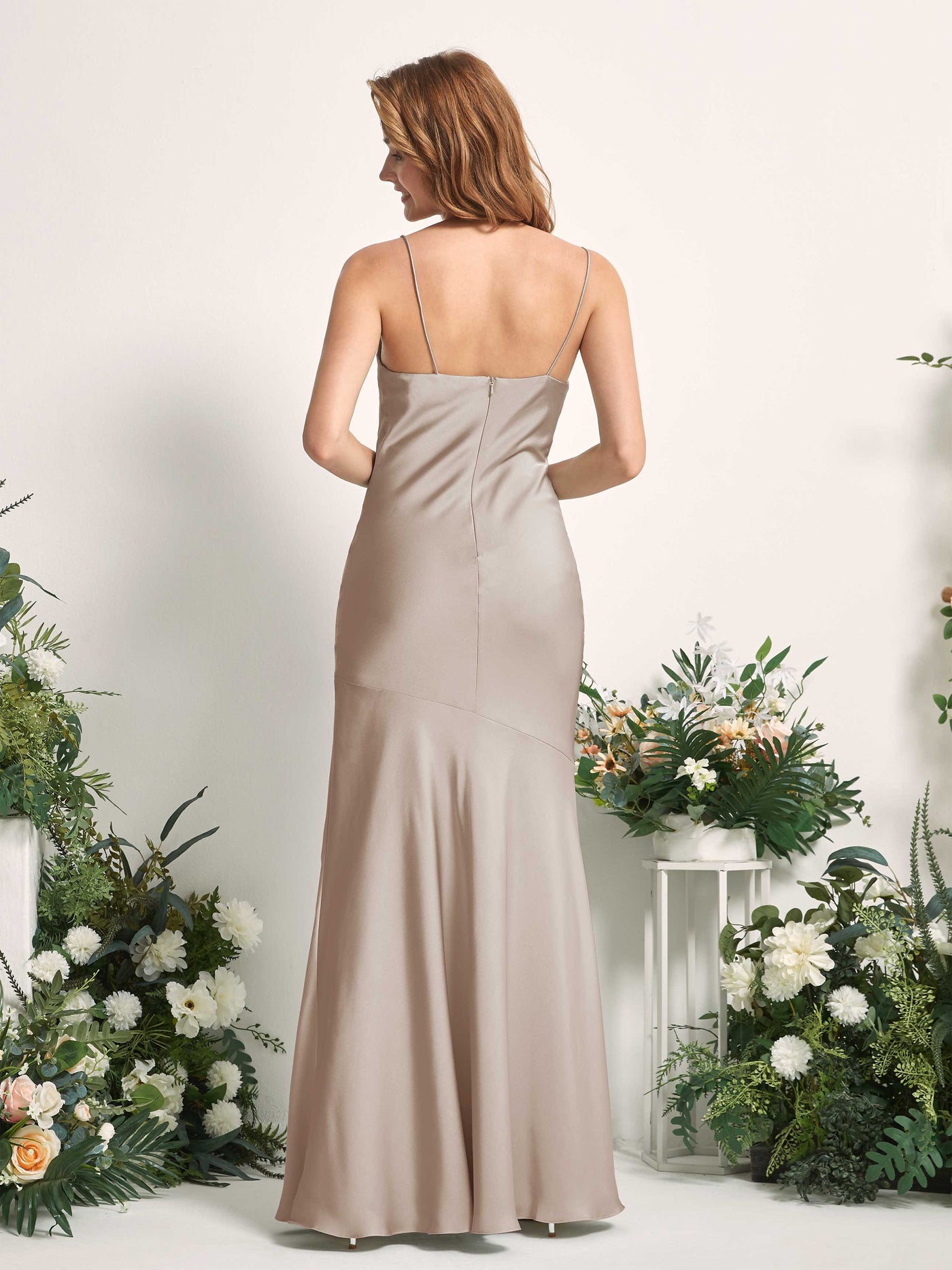 Carlyna Corte trompeta/sirena escote drapeado hasta el suelo hendidura de pierna satén vestidos de dama de honor Taupe #color_taupe