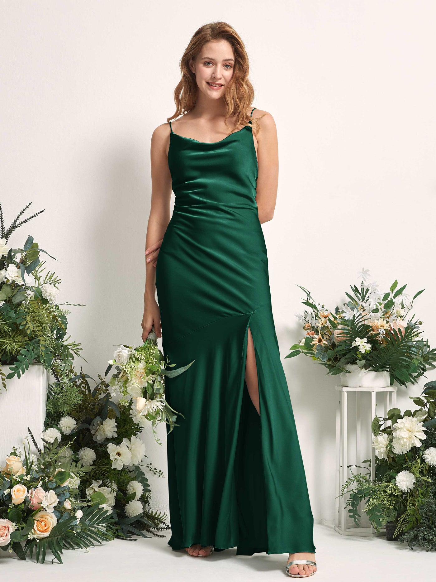Carlyna Corte trompeta/sirena escote drapeado hasta el suelo hendidura de pierna satén vestidos de dama de honor Verde Militer #color_verde-militer