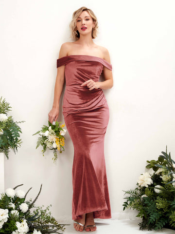 Carlyna Corte trompeta/sirena Hombros caídos Hasta el suelo Terciopelo Vestido de dama de honor Rosa Polvorienta #color_rosa-polvorienta