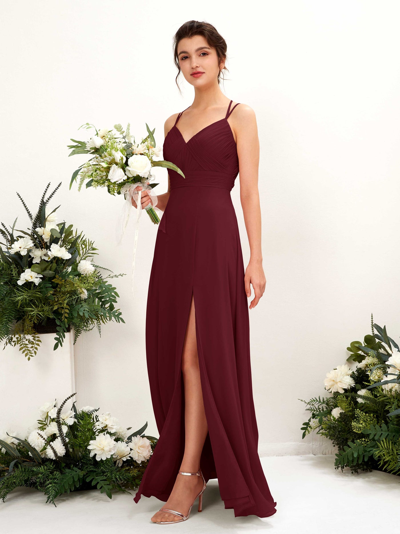 Carlyna Línea A Hasta el suelo Escote en V Cuello halter Vestidos de dama de honor Borgoña #color_borgo-a