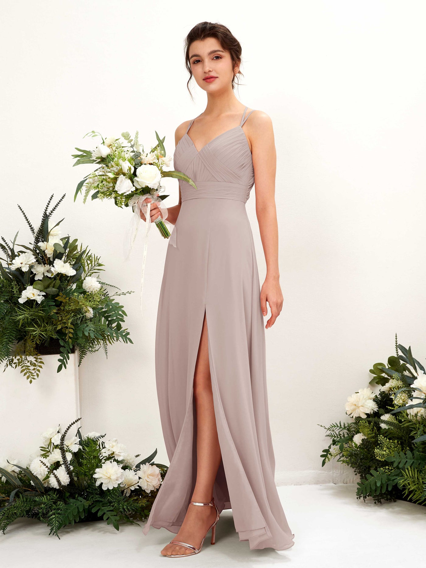 Carlyna Línea A Hasta el suelo Escote en V Cuello halter Vestidos de dama de honor Gris Pardo #color_gris-pardo