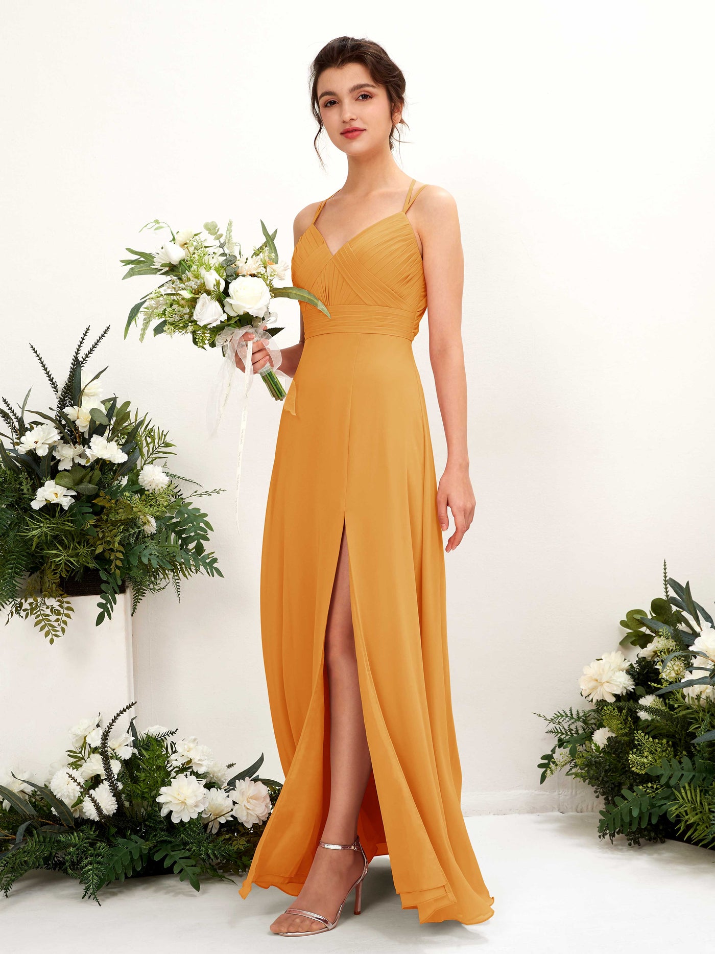 Carlyna Línea A Hasta el suelo Escote en V Cuello halter Vestidos de dama de honor Mango #color_mango
