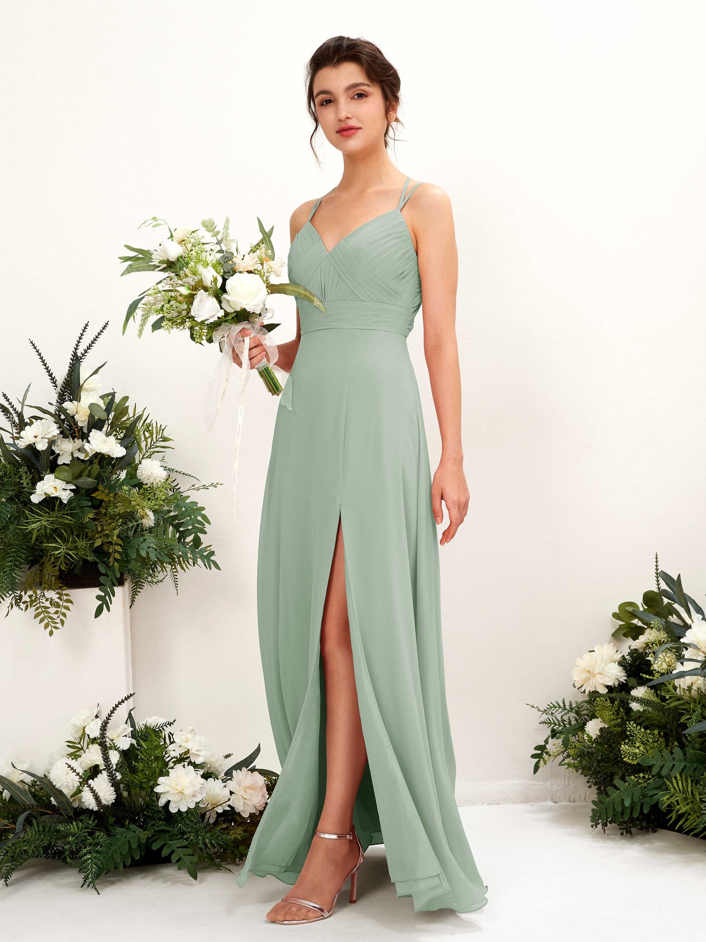 Carlyna Línea A Hasta el suelo Escote en V Cuello halter Vestidos de dama de honor Verde Salvia #color_verde-salvia