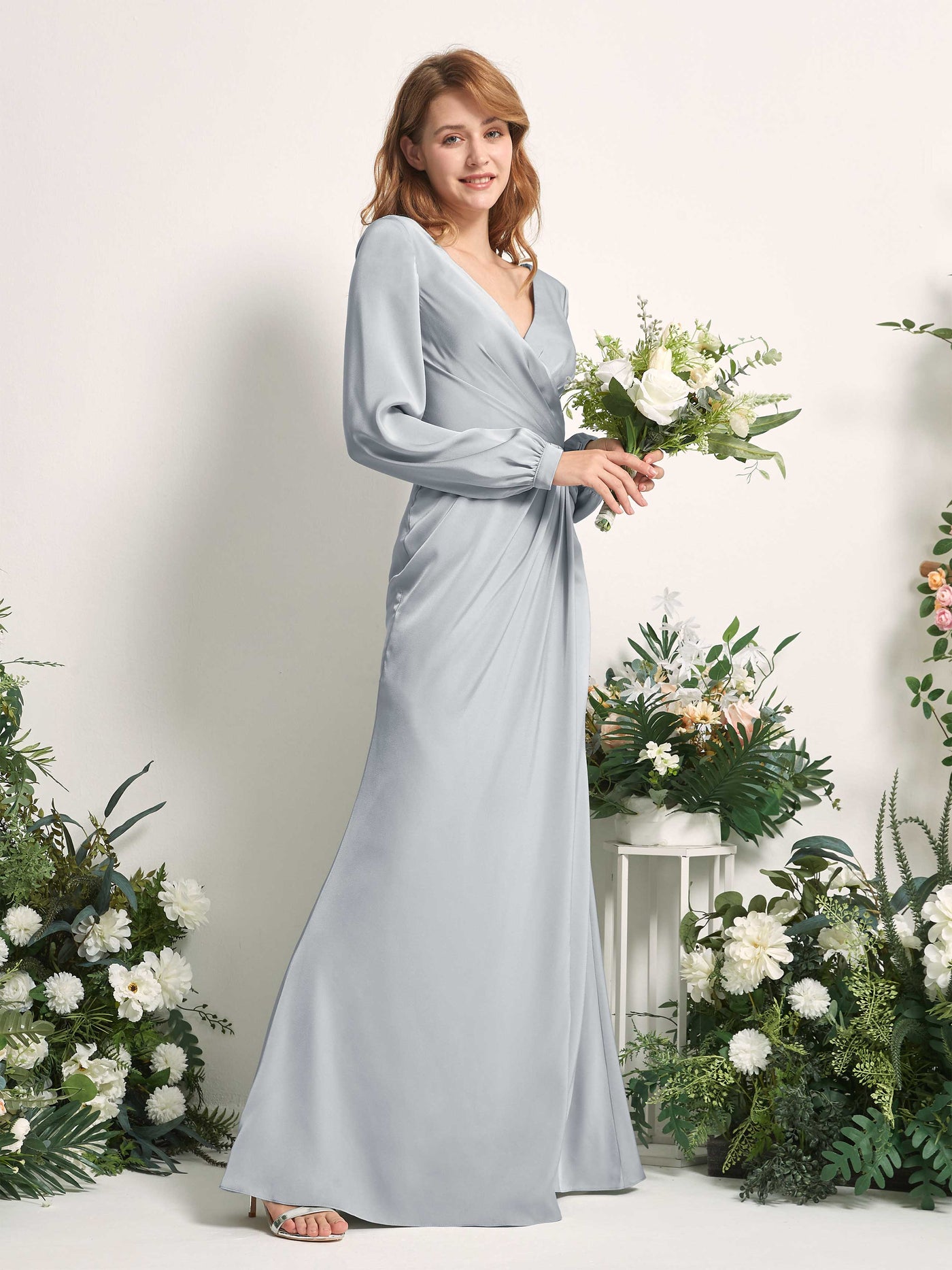 Carlyna Tubo Corte trompeta sirena Escote en V Manga Larga Vestidos de dama de honor Azul Bebé #color_azul-beb