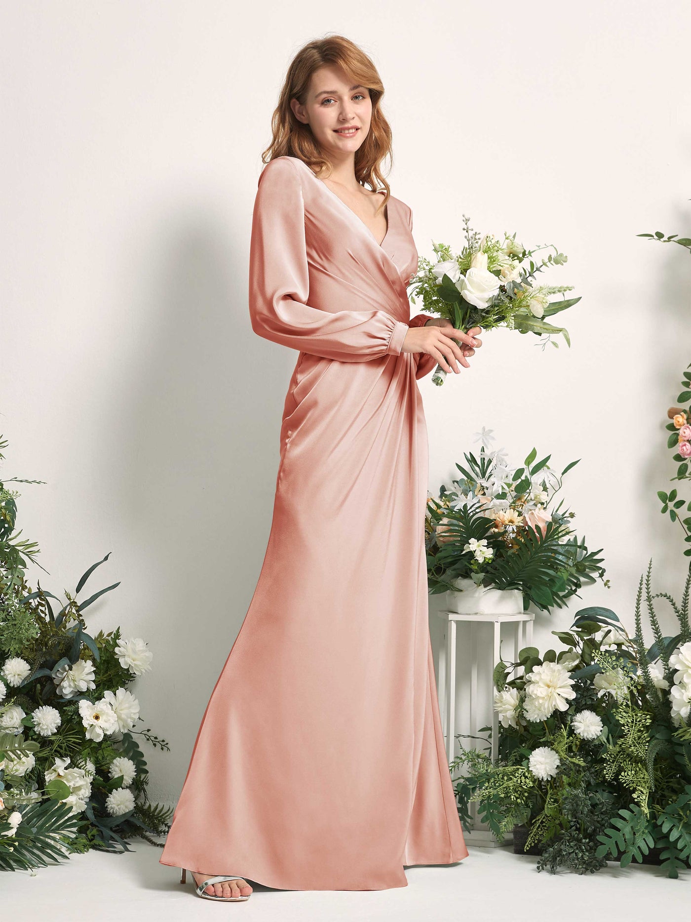 Carlyna Tubo Corte trompeta sirena Escote en V Manga Larga Vestidos de dama de honor Cantalupo #color_cantalupo