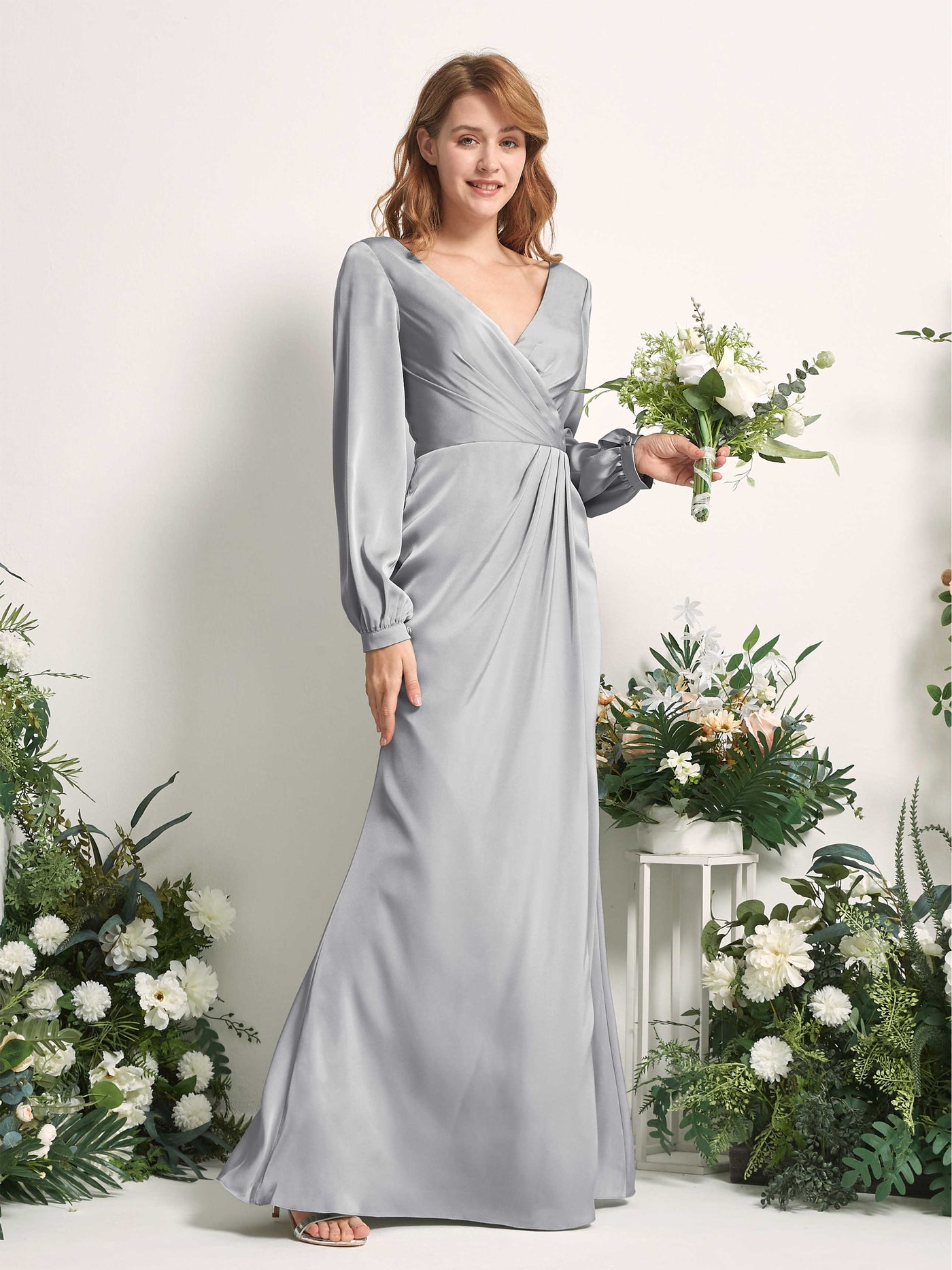Carlyna Tubo Corte trompeta sirena Escote en V Manga Larga Vestidos de dama de honor Gris Paloma #color_gris-paloma