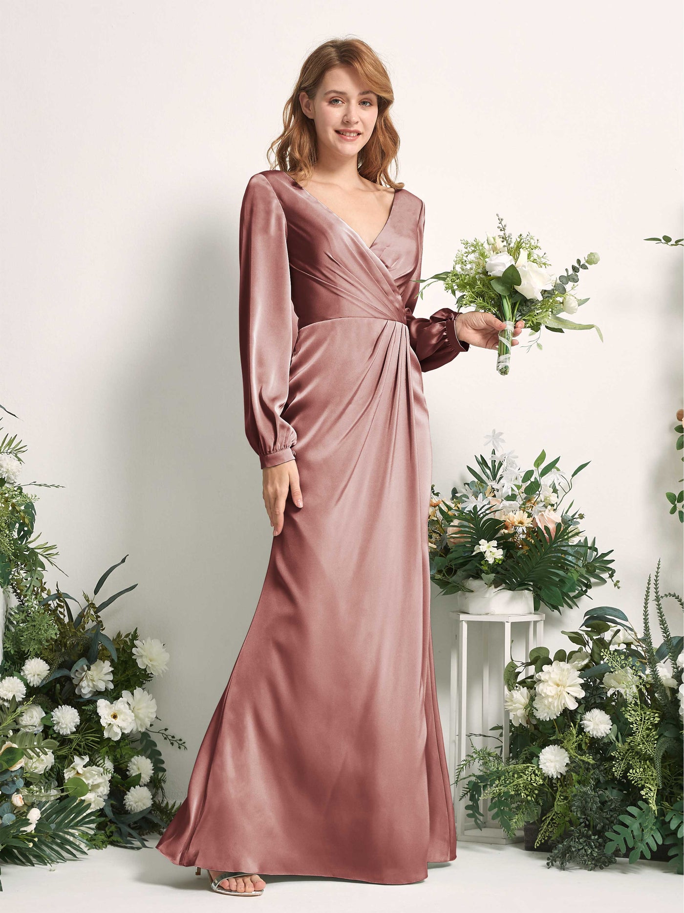 Carlyna Tubo Corte trompeta sirena Escote en V Manga Larga Vestidos de dama de honor Rosa Del Desierto #color_rosa-del-desierto