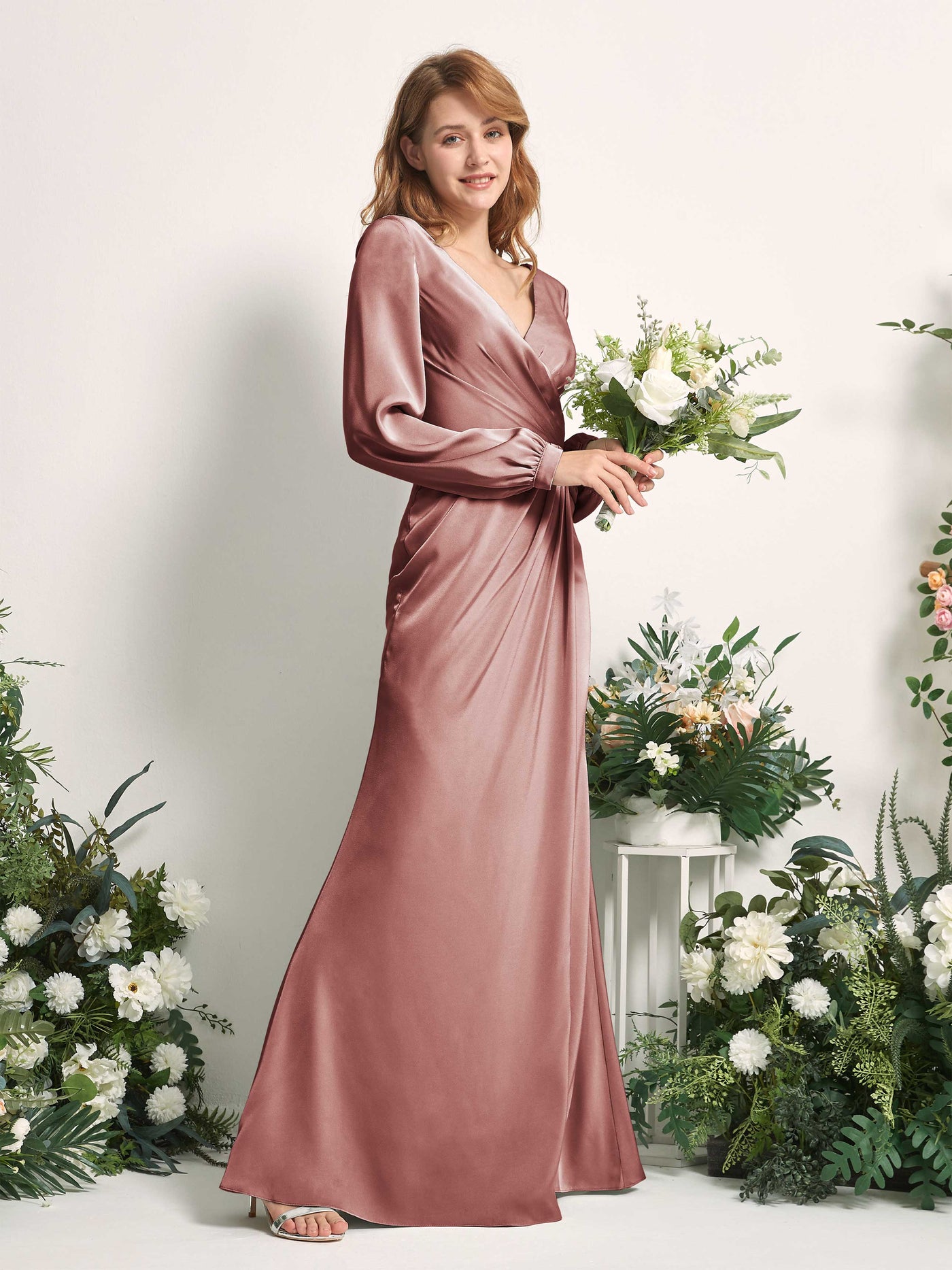 Carlyna Tubo Corte trompeta sirena Escote en V Manga Larga Vestidos de dama de honor Rosa Del Desierto #color_rosa-del-desierto