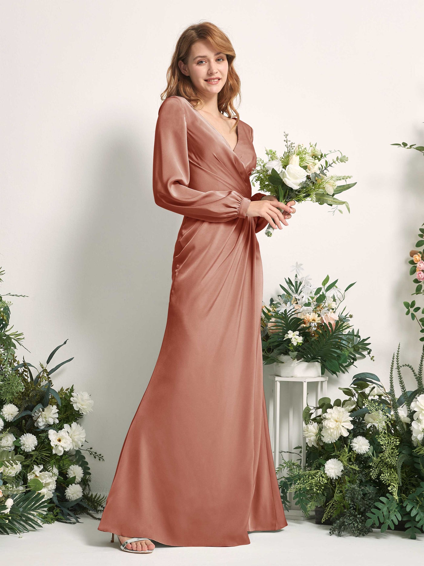 Carlyna Tubo Corte trompeta sirena Escote en V Manga Larga Vestidos de dama de honor Siena Natural #color_siena-natural