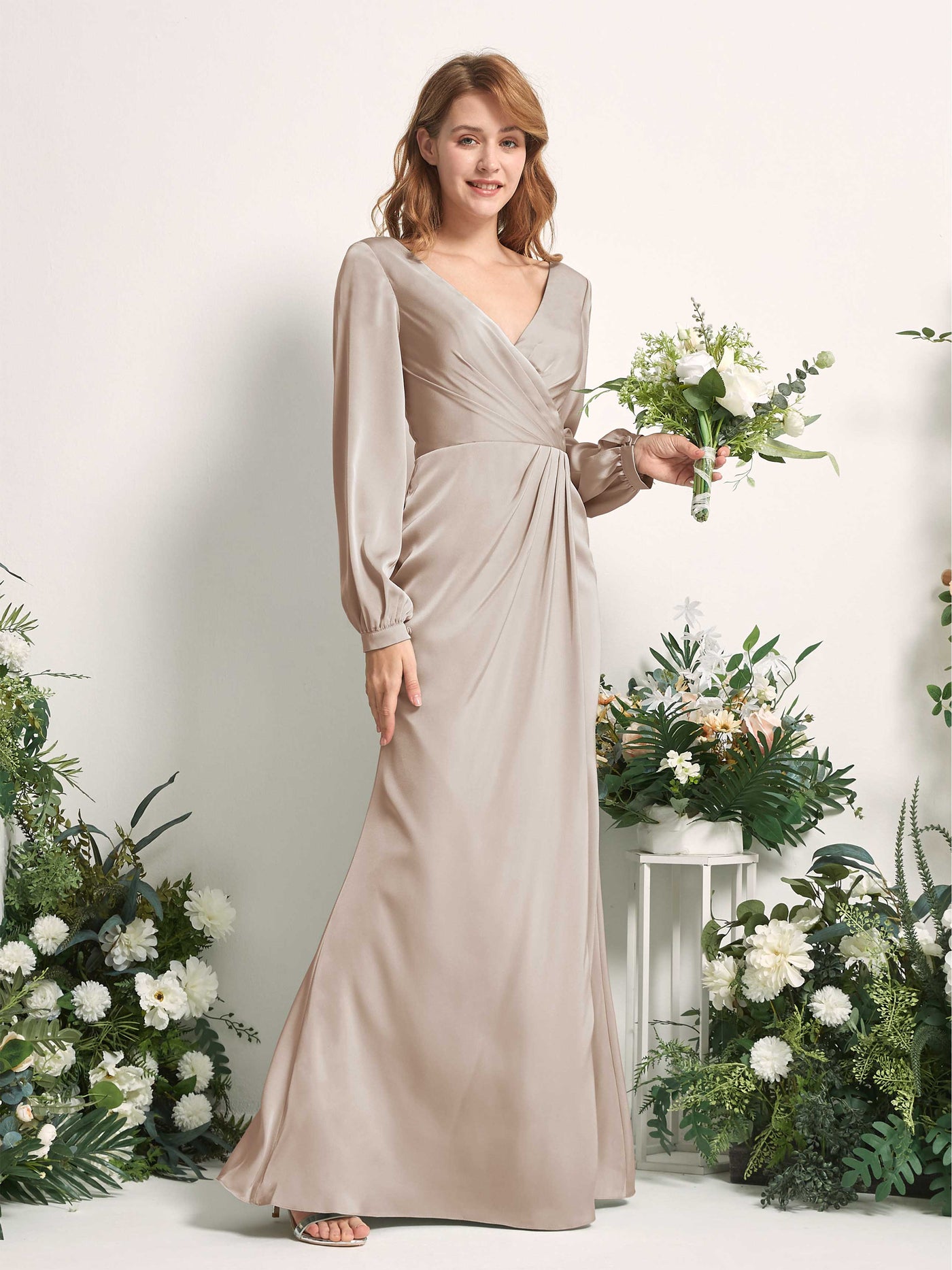 Carlyna Tubo Corte trompeta sirena Escote en V Manga Larga Vestidos de dama de honor Taupe #color_taupe