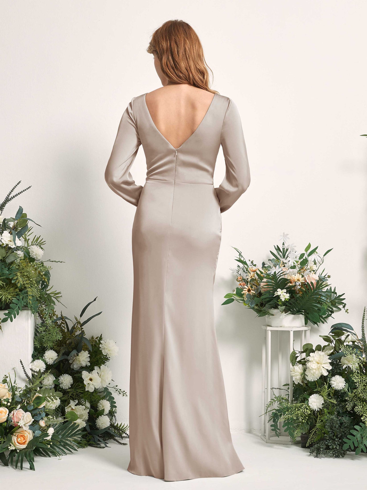 Carlyna Tubo Corte trompeta sirena Escote en V Manga Larga Vestidos de dama de honor Taupe #color_taupe