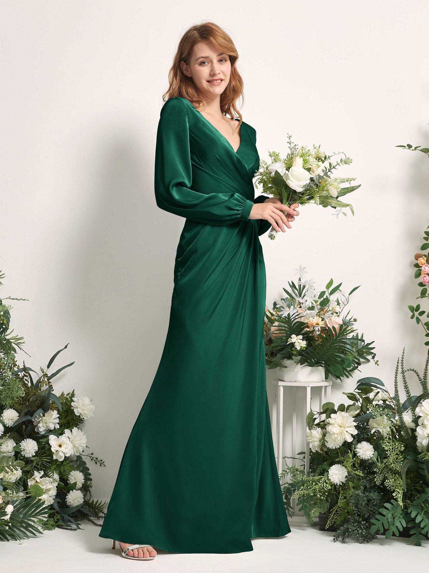 Carlyna Tubo Corte trompeta sirena Escote en V Manga Larga Vestidos de dama de honor Verde Militer #color_verde-militer