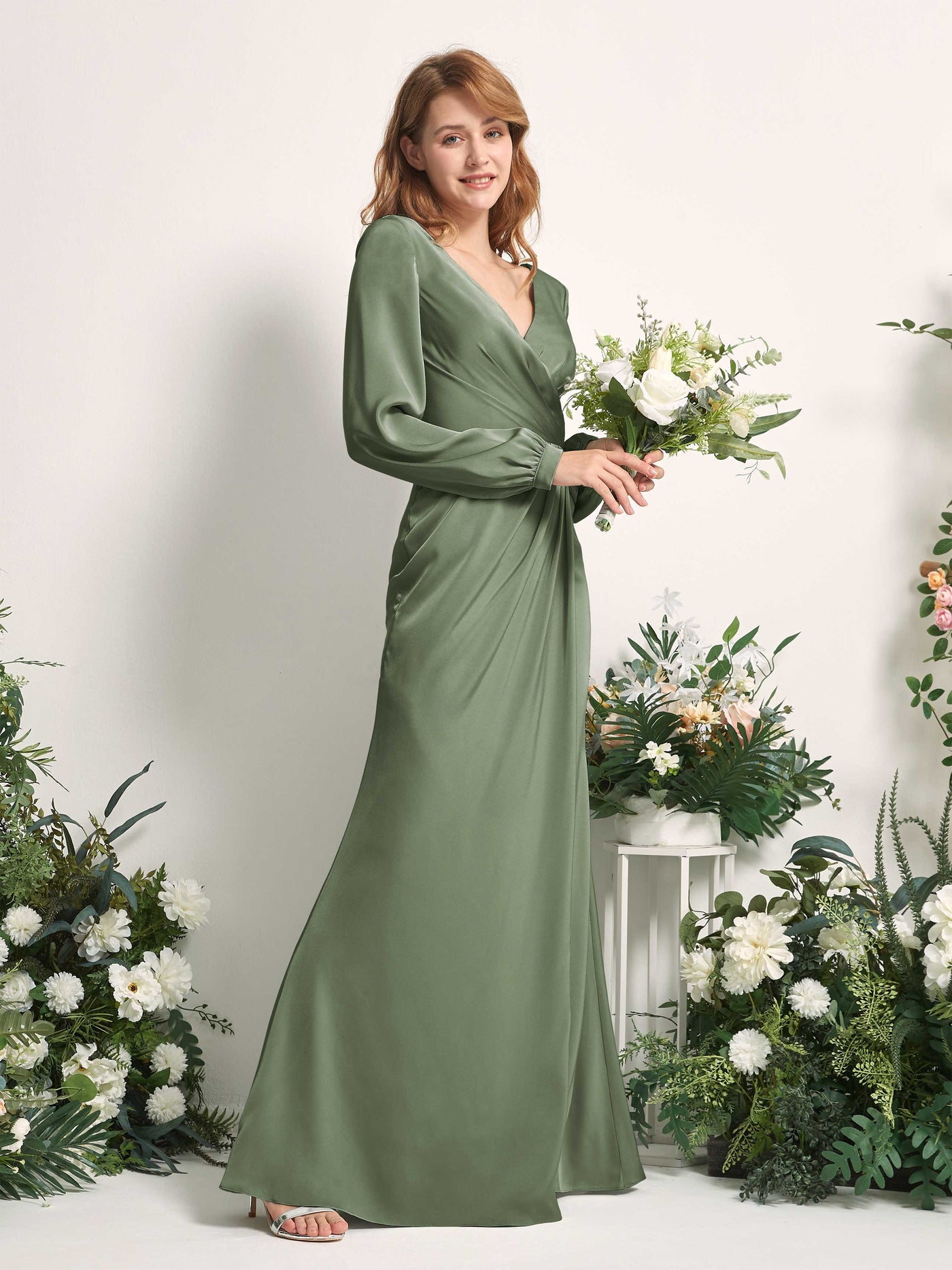 Carlyna Tubo Corte trompeta sirena Escote en V Manga Larga Vestidos de dama de honor Verde Oliva #color_verde-oliva