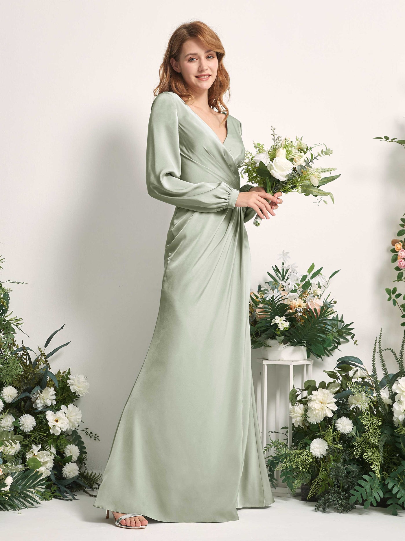 Carlyna Tubo Corte trompeta sirena Escote en V Manga Larga Vestidos de dama de honor Verde Salvia #color_verde-salvia