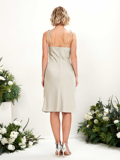 Carlyna Tubo escote drapeado hasta la rodilla vestido de dama de honor Champán #color_champ-n