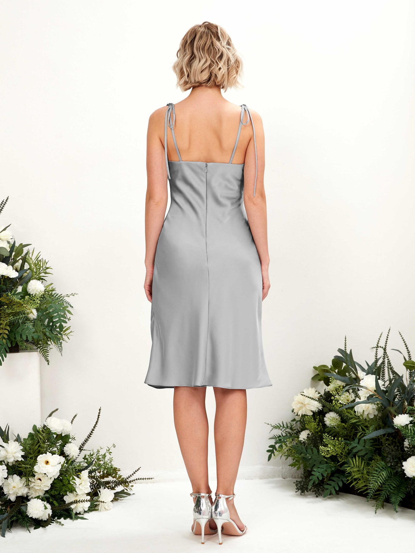 Carlyna Tubo escote drapeado hasta la rodilla vestido de dama de honor Gris Paloma #color_gris-paloma