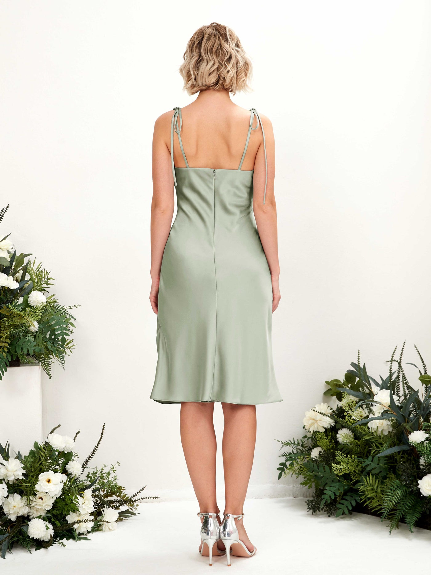 Carlyna Tubo escote drapeado hasta la rodilla vestido de dama de honor Verde Salvia #color_verde-salvia