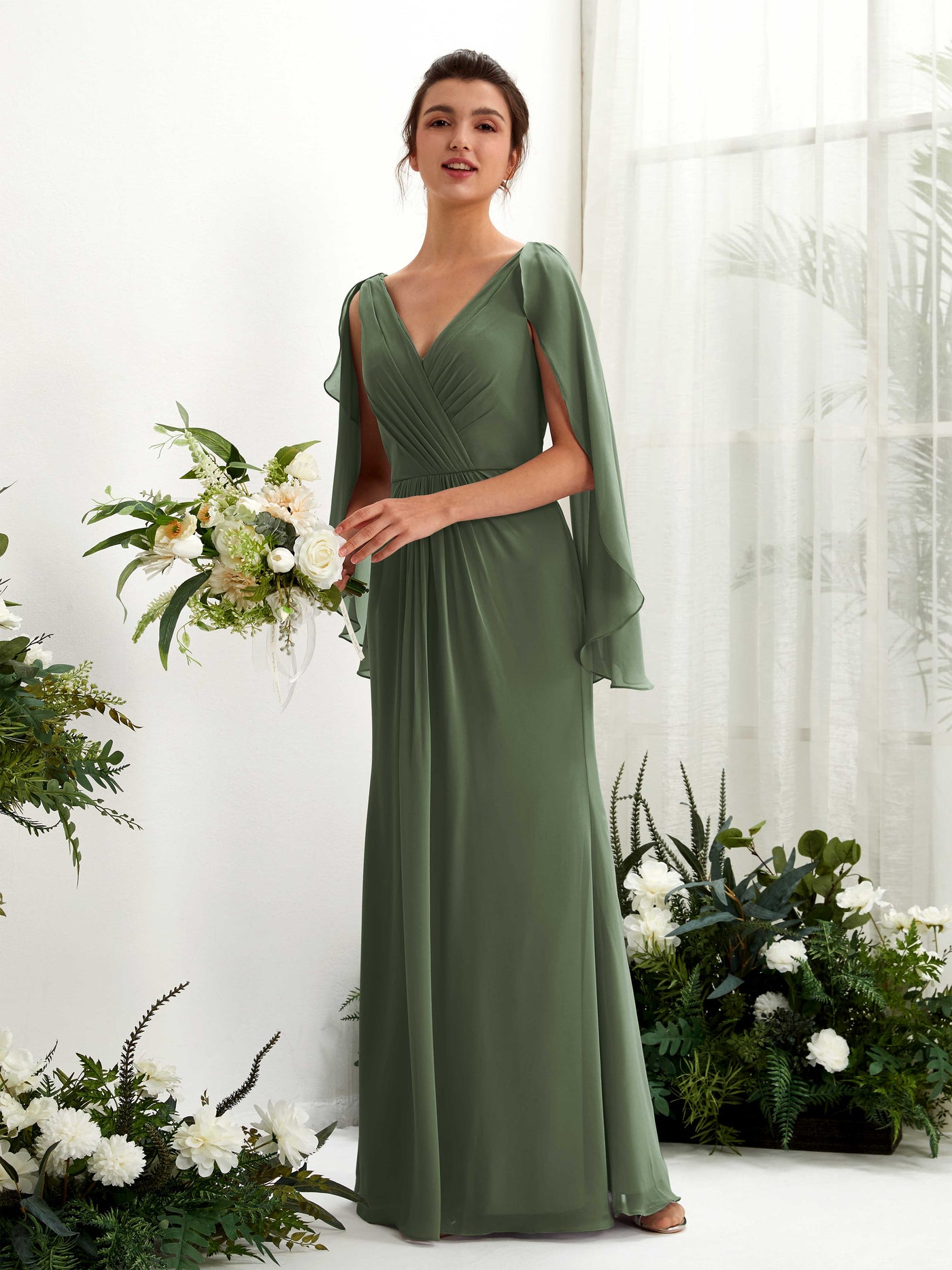 Carlyna Tubo Escote en V Capa Gasa Vestido de dama de honor Oliva Martini #color_oliva-martini
