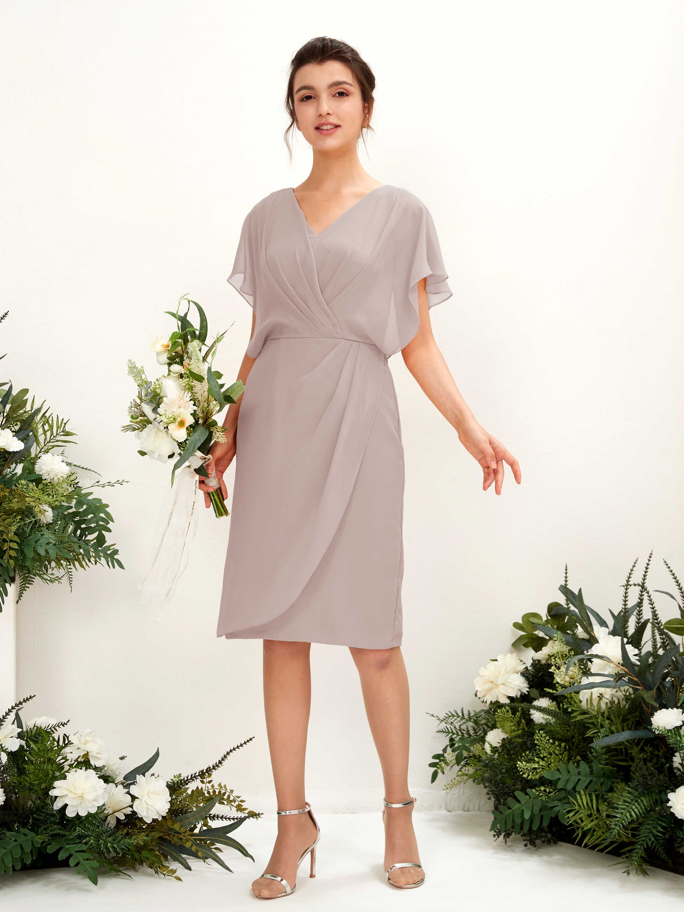 Carlyna Tubo Escote en V Capa hasta la rodilla Gasa Vestidos de dama de honor Gris Pardo #color_gris-pardo