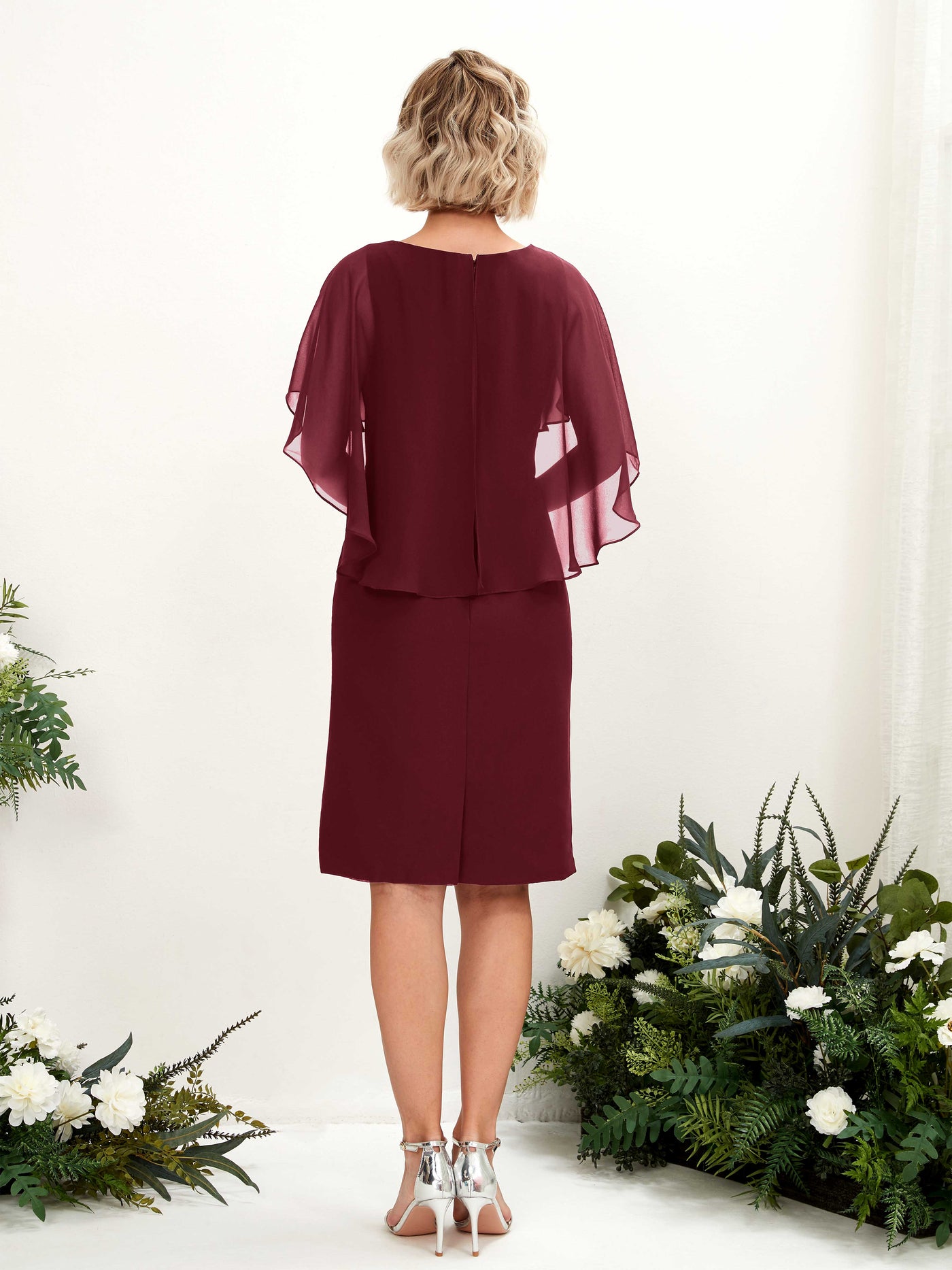 Carlyna Tubo Escote en V Capa Hasta la rodilla Vestido de gasa Borgoña #color_borgo-a
