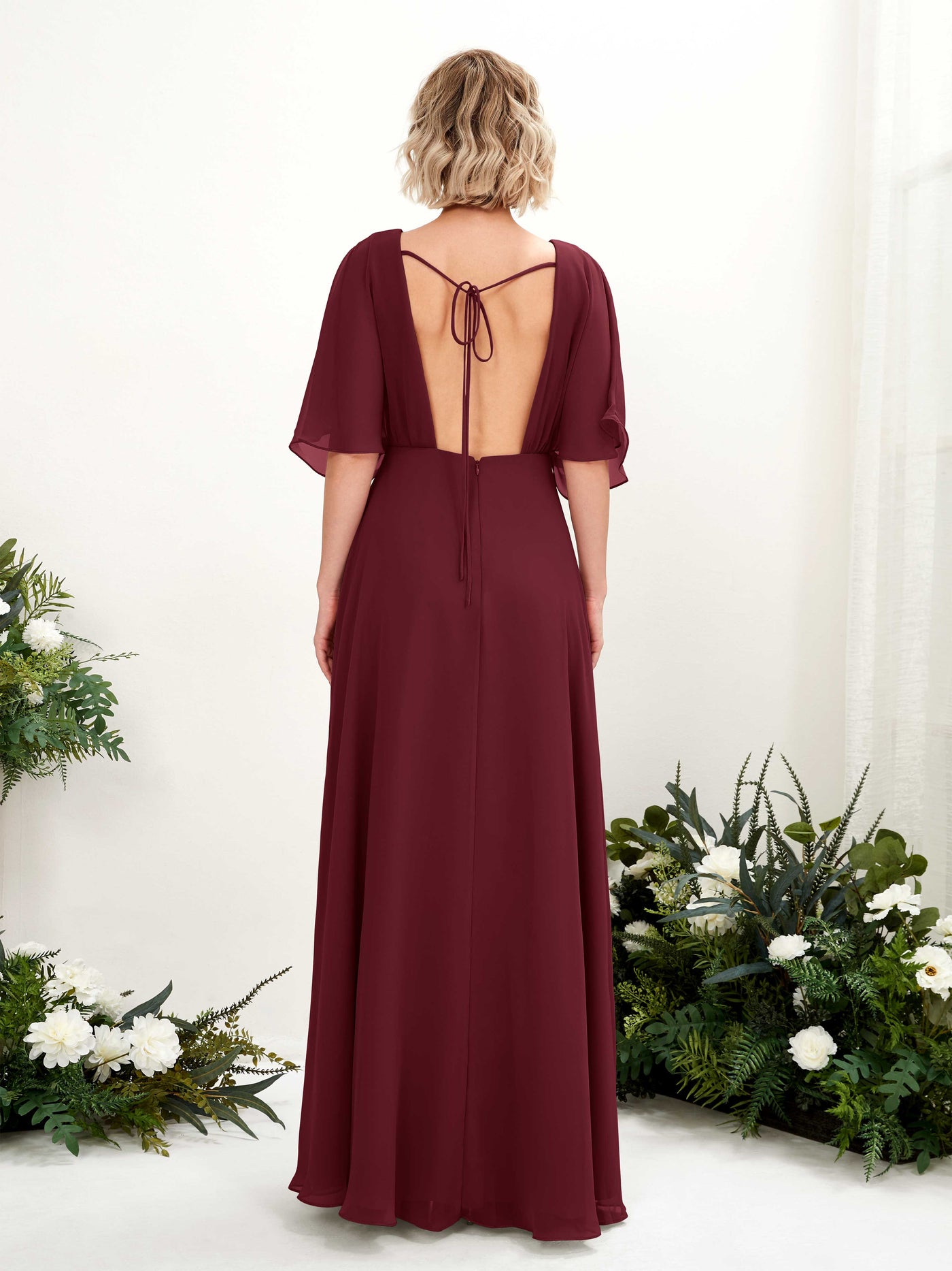 Carlyna Tubo Escote en V Manga Corta Vestido de dama de honor Hasta el suelo Borgoña #color_borgo-a
